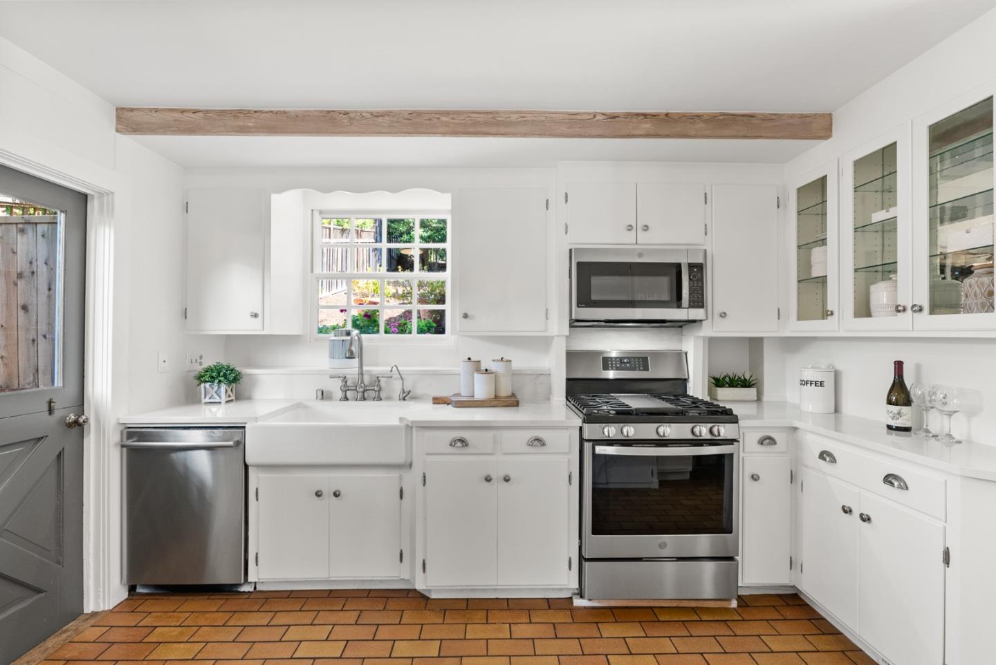 Detail Gallery Image 14 of 52 For 244 Chesham Ave, San Carlos,  CA 94070 - 4 Beds | 2/1 Baths