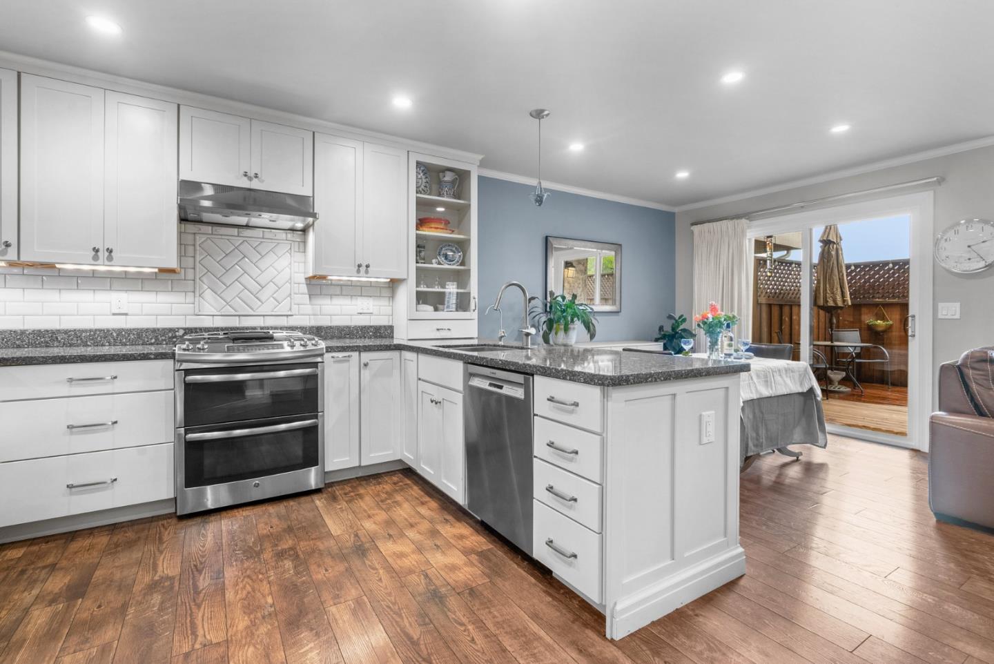 Detail Gallery Image 13 of 54 For 3071 Arlington Dr, Aptos,  CA 95003 - 3 Beds | 2/1 Baths