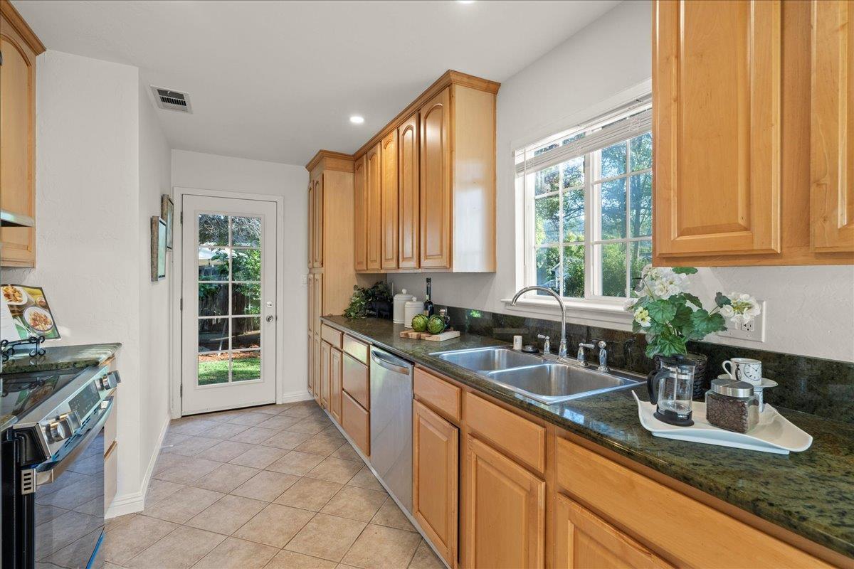 Detail Gallery Image 13 of 39 For 5494 Mary Jo Ct, San Jose,  CA 95124 - 3 Beds | 2 Baths