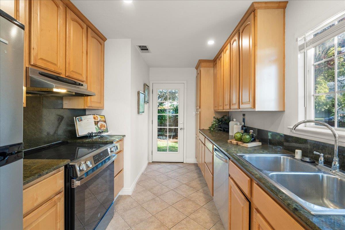 Detail Gallery Image 14 of 39 For 5494 Mary Jo Ct, San Jose,  CA 95124 - 3 Beds | 2 Baths
