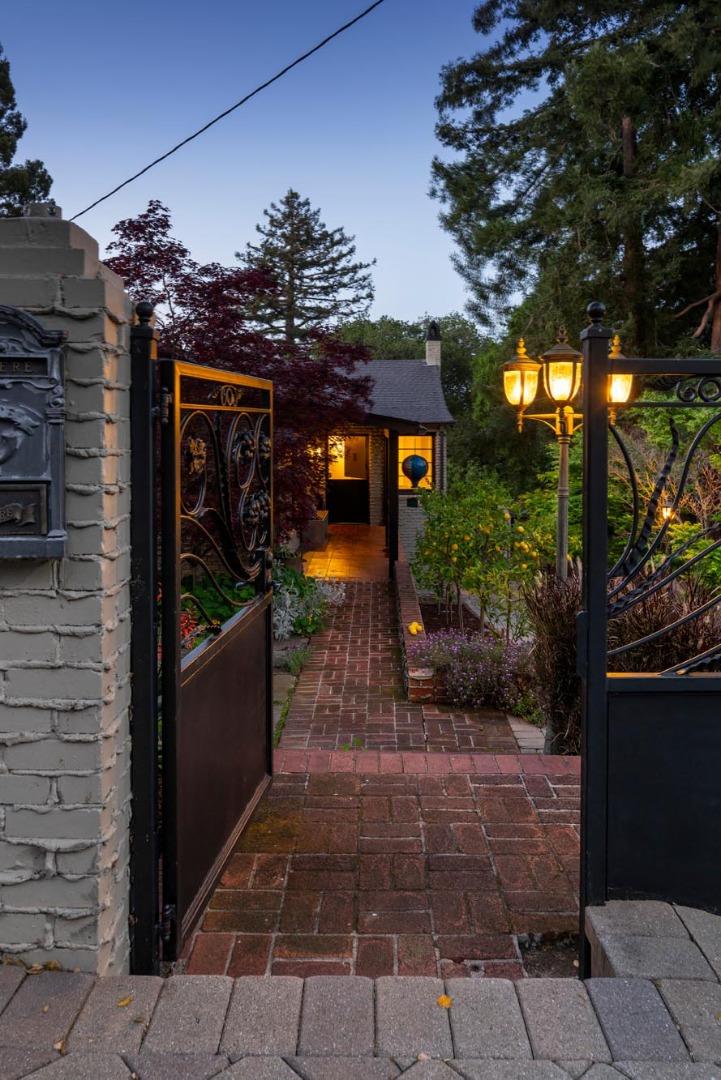 Detail Gallery Image 4 of 53 For 2205 &2207 Semeria Ave, Belmont,  CA 94002 - 4 Beds | 2/1 Baths