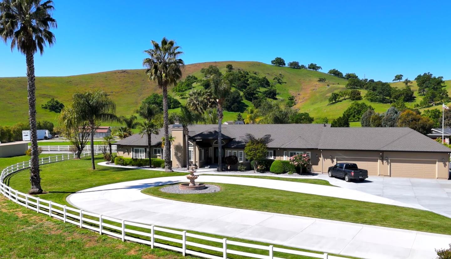 Detail Gallery Image 12 of 48 For 12755 Santa Teresa Blvd, San Martin,  CA 95046 - 5 Beds | 4 Baths