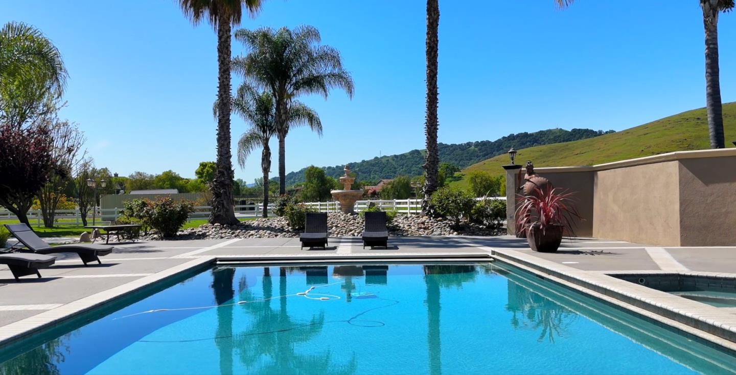 Detail Gallery Image 13 of 48 For 12755 Santa Teresa Blvd, San Martin,  CA 95046 - 5 Beds | 4 Baths