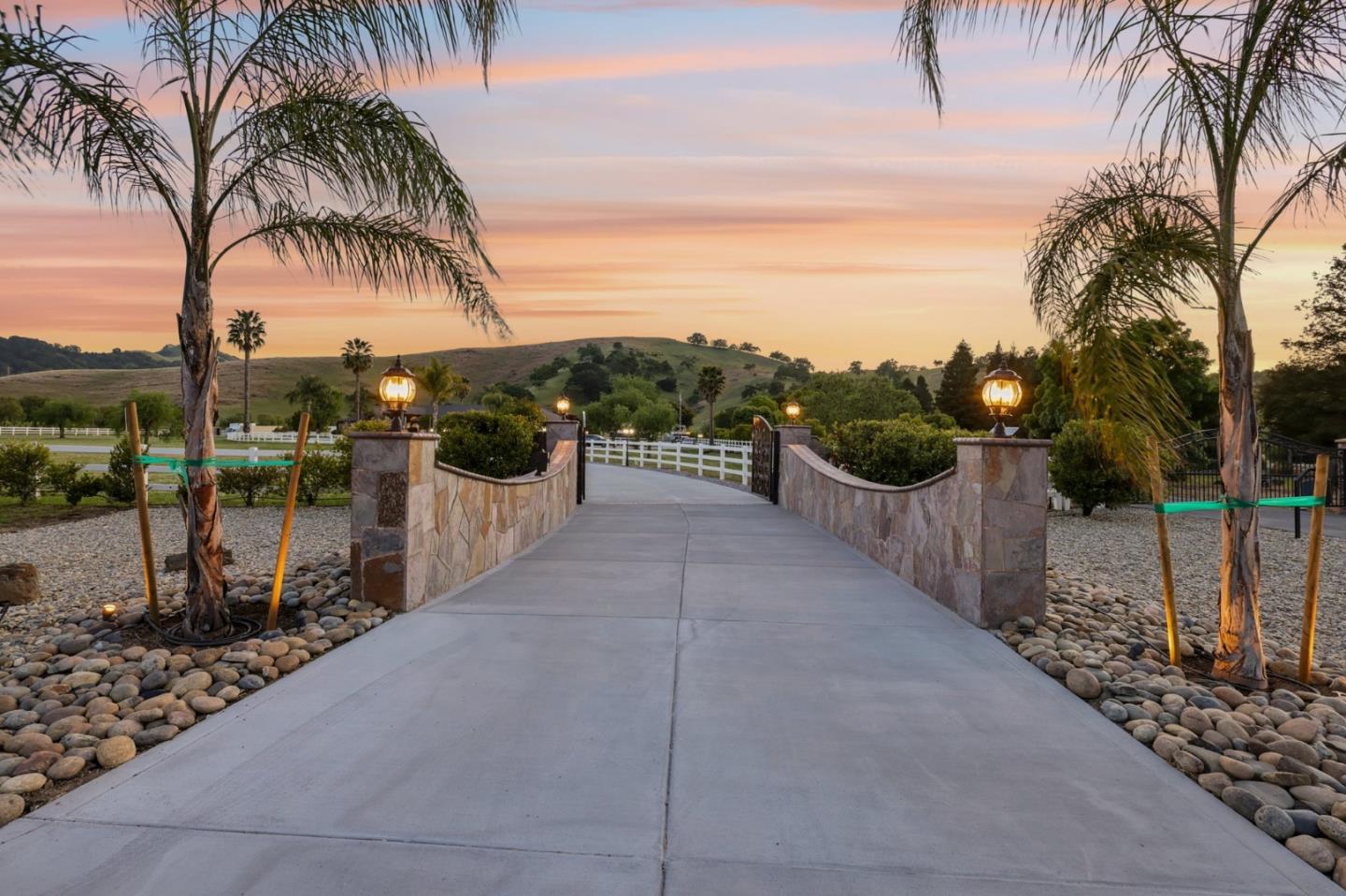 Detail Gallery Image 3 of 48 For 12755 Santa Teresa Blvd, San Martin,  CA 95046 - 5 Beds | 4 Baths