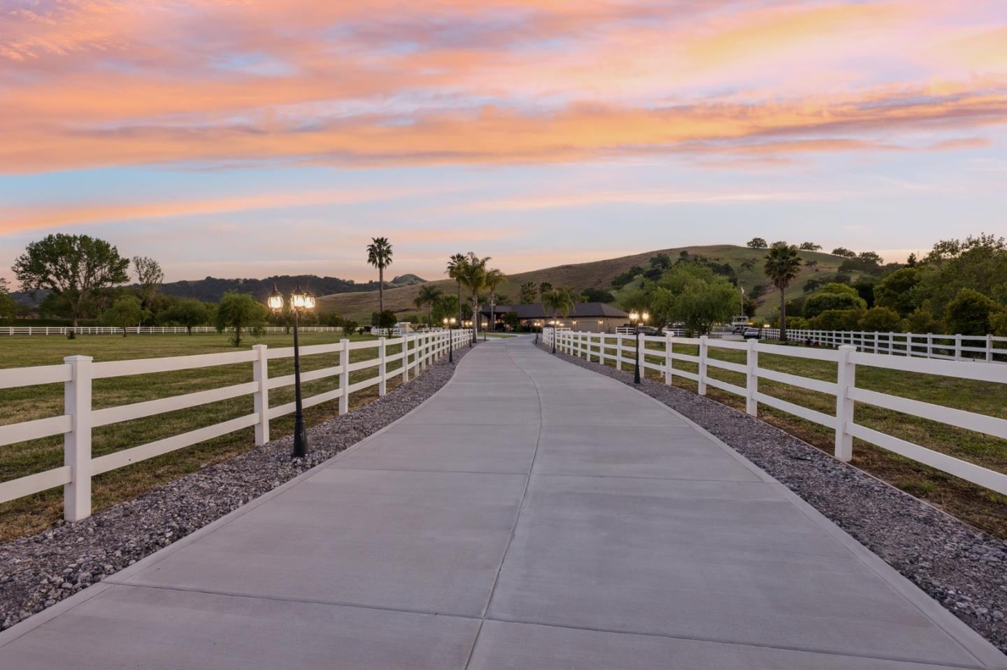 Detail Gallery Image 4 of 48 For 12755 Santa Teresa Blvd, San Martin,  CA 95046 - 5 Beds | 4 Baths
