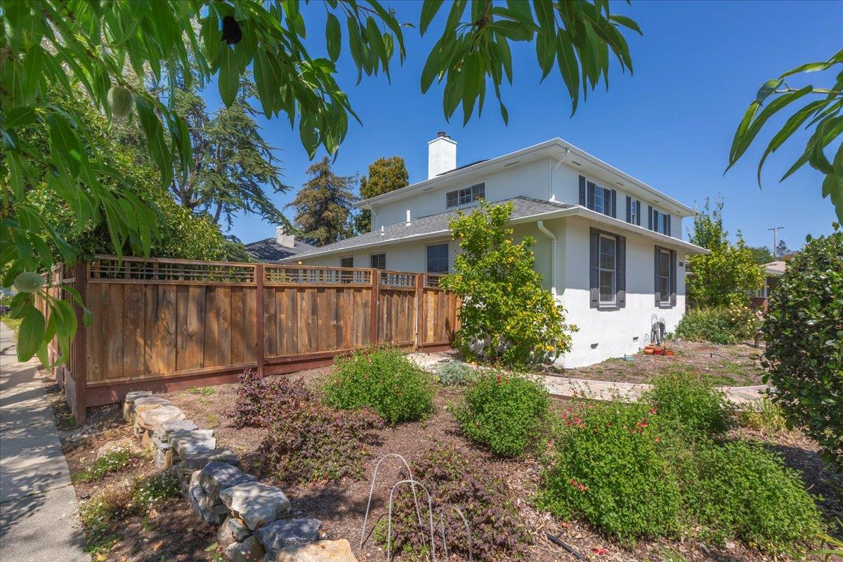 Detail Gallery Image 2 of 67 For 2474 Washington Ave, Redwood City,  CA 94061 - 4 Beds | 2/1 Baths