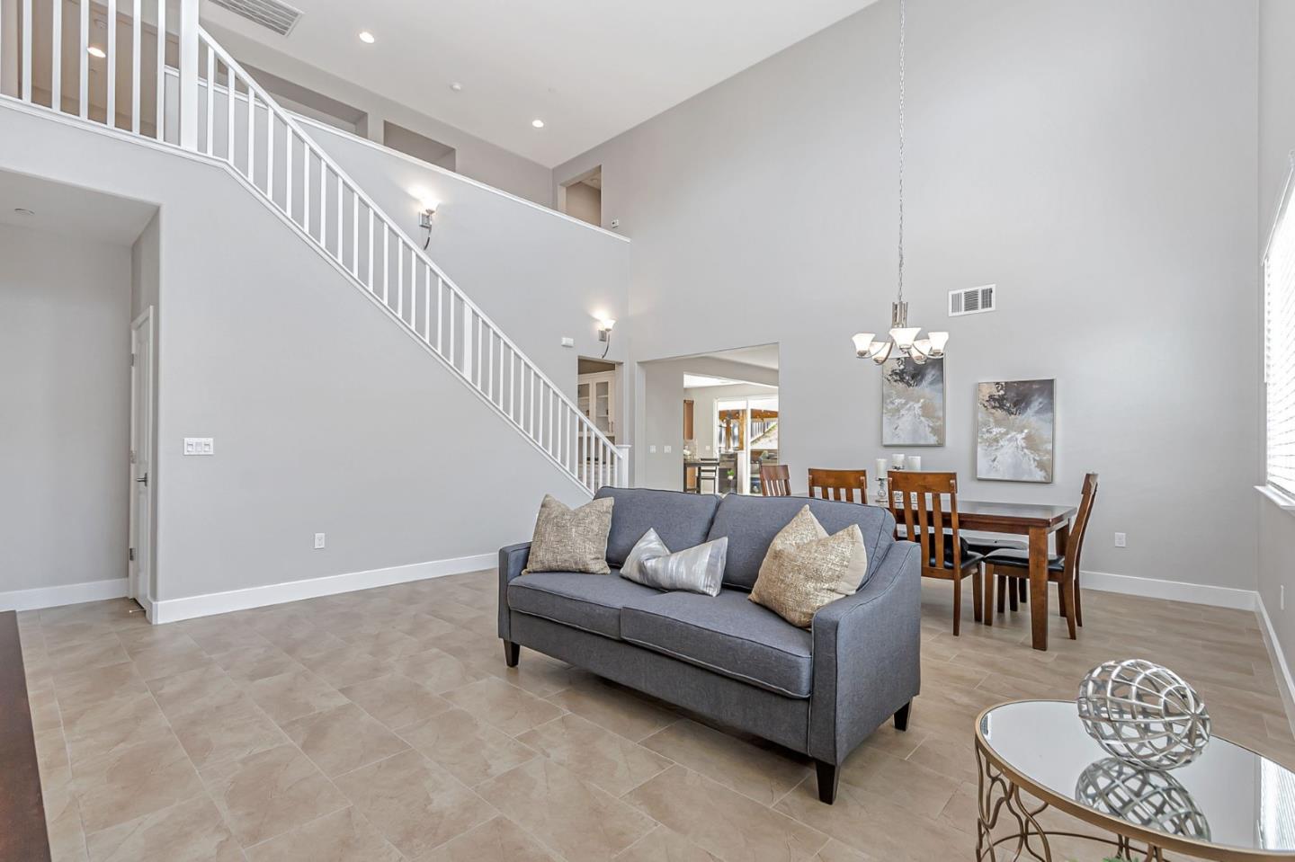 Detail Gallery Image 12 of 88 For 9561 Rancho Hills Dr, Gilroy,  CA 95020 - 5 Beds | 3 Baths