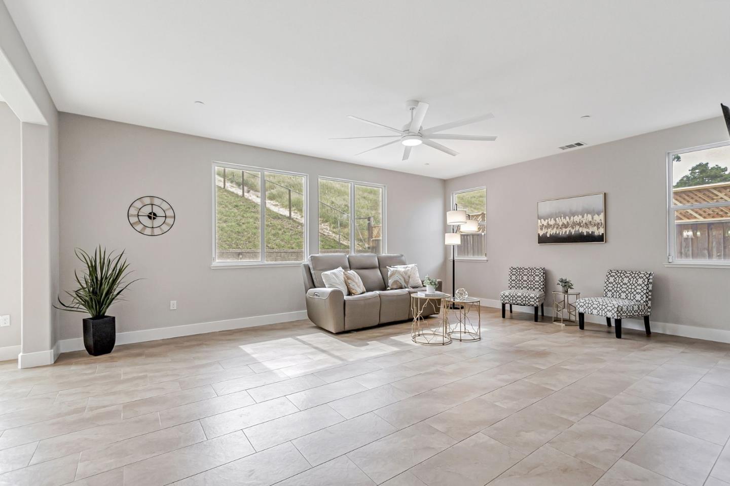 Detail Gallery Image 14 of 88 For 9561 Rancho Hills Dr, Gilroy,  CA 95020 - 5 Beds | 3 Baths