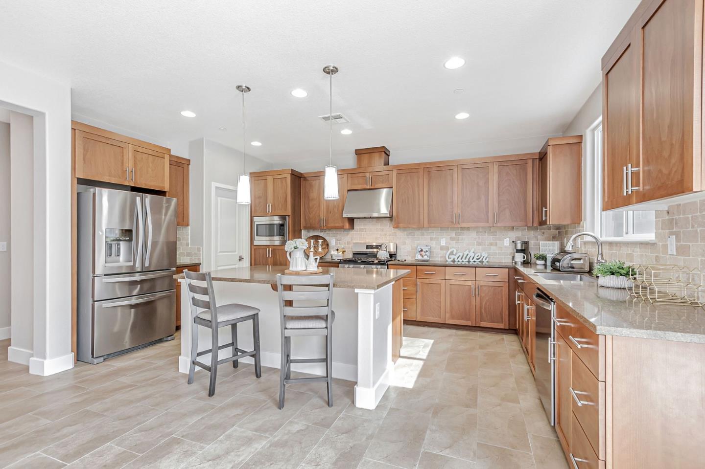 Detail Gallery Image 21 of 88 For 9561 Rancho Hills Dr, Gilroy,  CA 95020 - 5 Beds | 3 Baths