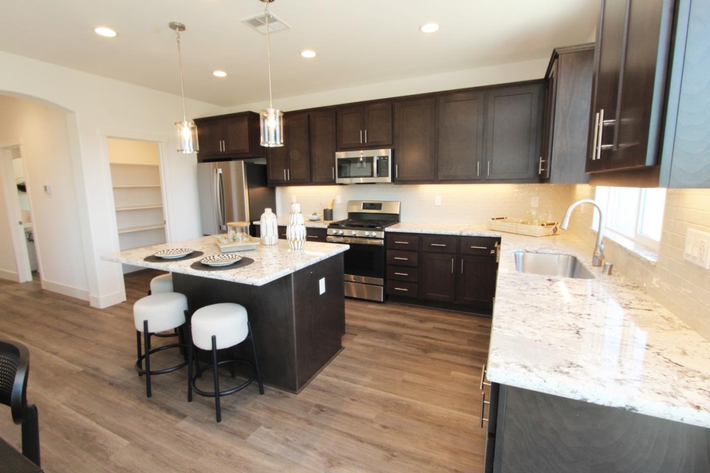 Detail Gallery Image 3 of 13 For 1193 Scout Peak Way #14-7,  Hollister,  CA 95023 - 4 Beds | 2/1 Baths