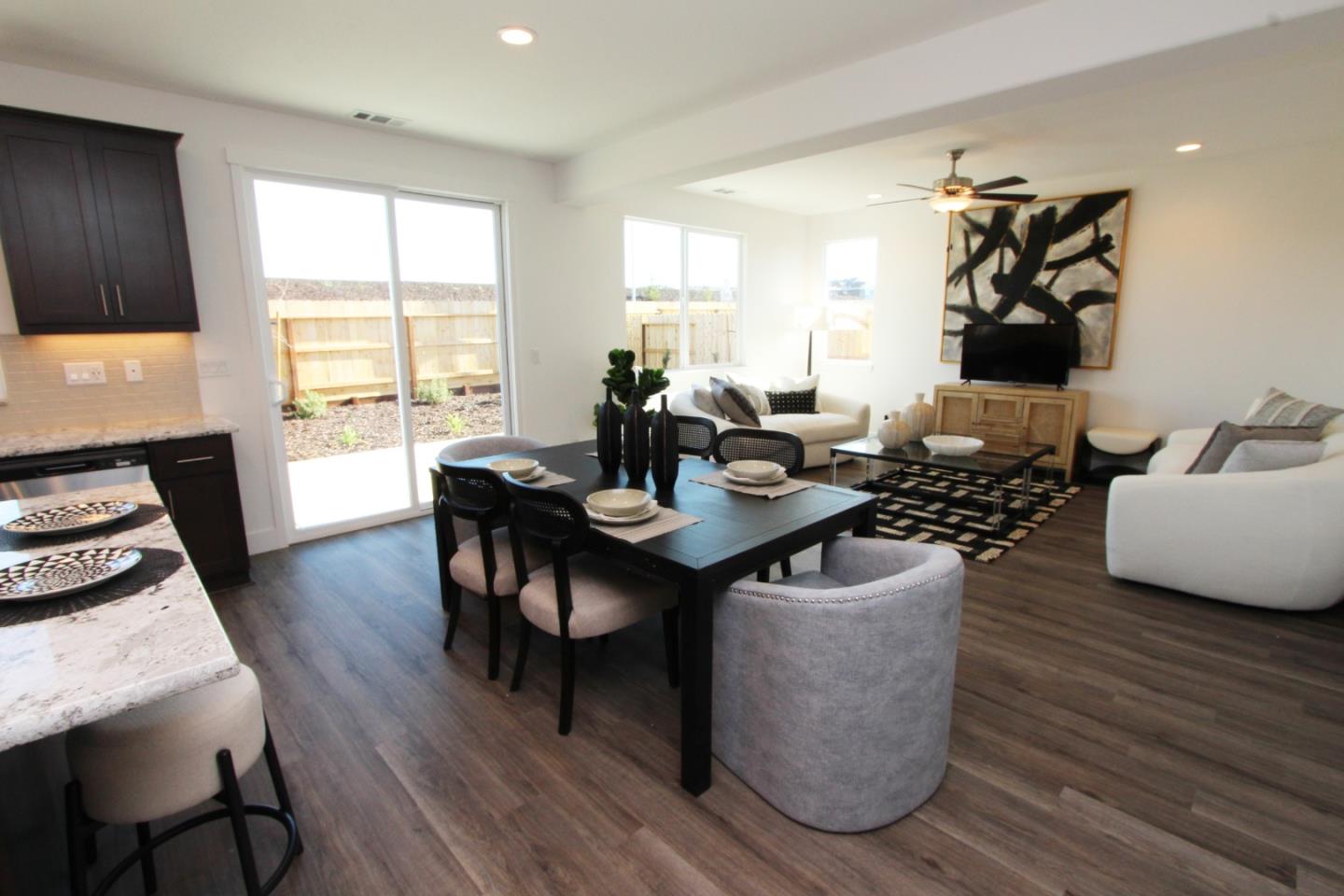 Detail Gallery Image 4 of 13 For 1193 Scout Peak Way #14-7,  Hollister,  CA 95023 - 4 Beds | 2/1 Baths