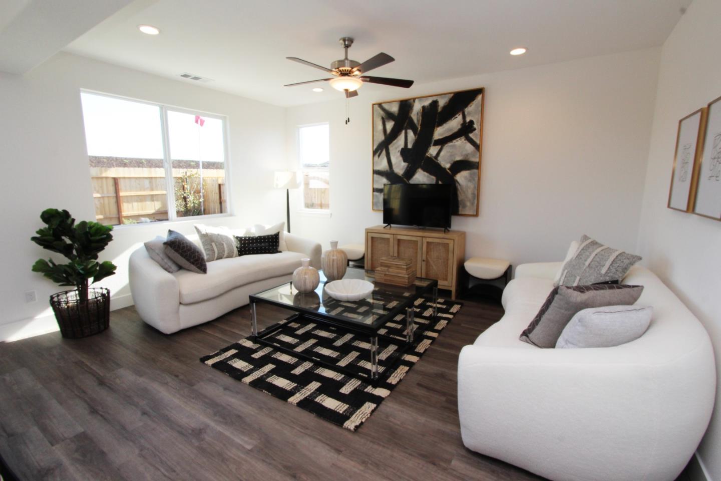 Detail Gallery Image 5 of 13 For 1193 Scout Peak Way #14-7,  Hollister,  CA 95023 - 4 Beds | 2/1 Baths
