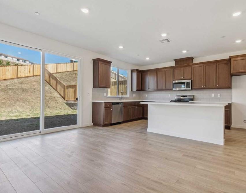 Detail Gallery Image 7 of 13 For 8094 Waterfall Ln, Vallejo,  CA 94591 - 4 Beds | 3 Baths