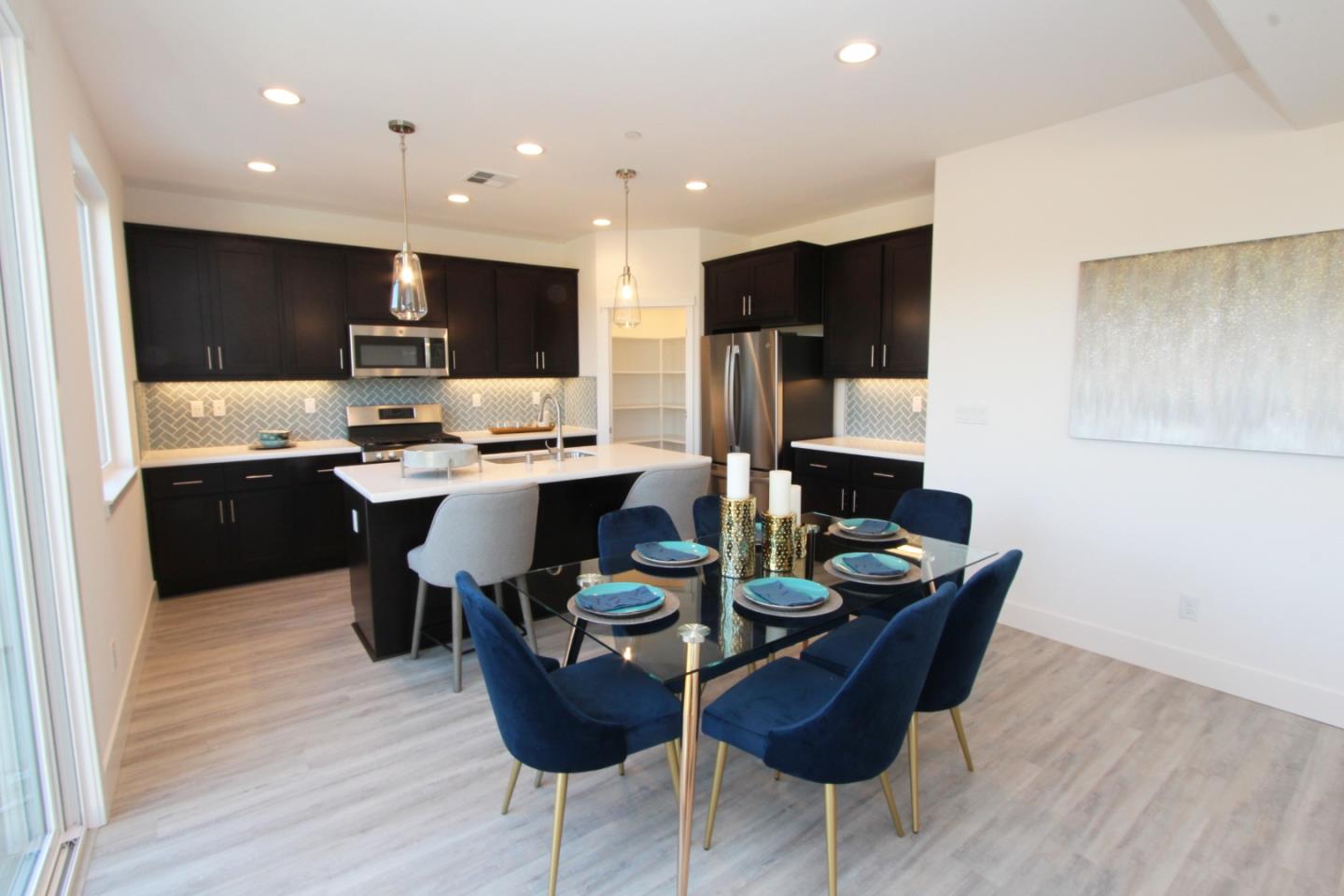 Detail Gallery Image 4 of 18 For 1163 Scout Peak Way #14-10,  Hollister,  CA 95023 - 3 Beds | 2/1 Baths