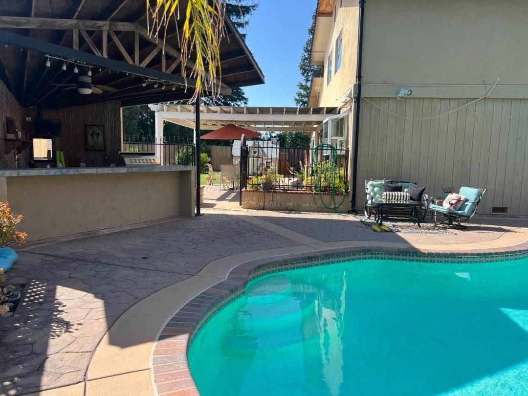 Detail Gallery Image 12 of 81 For 1298 Hersman Dr, Gilroy,  CA 95020 - 4 Beds | 2/1 Baths