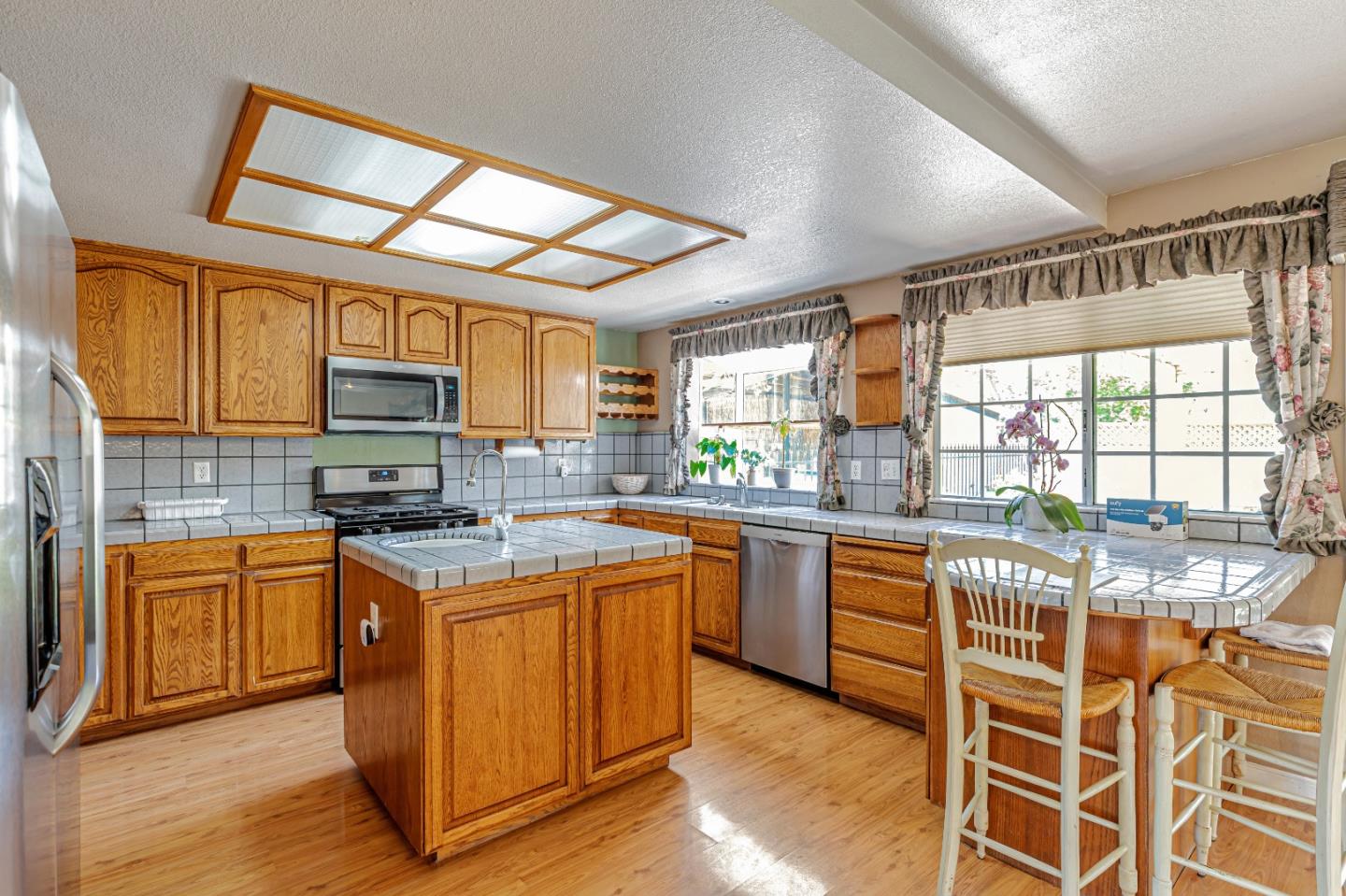 Detail Gallery Image 14 of 81 For 1298 Hersman Dr, Gilroy,  CA 95020 - 4 Beds | 2/1 Baths