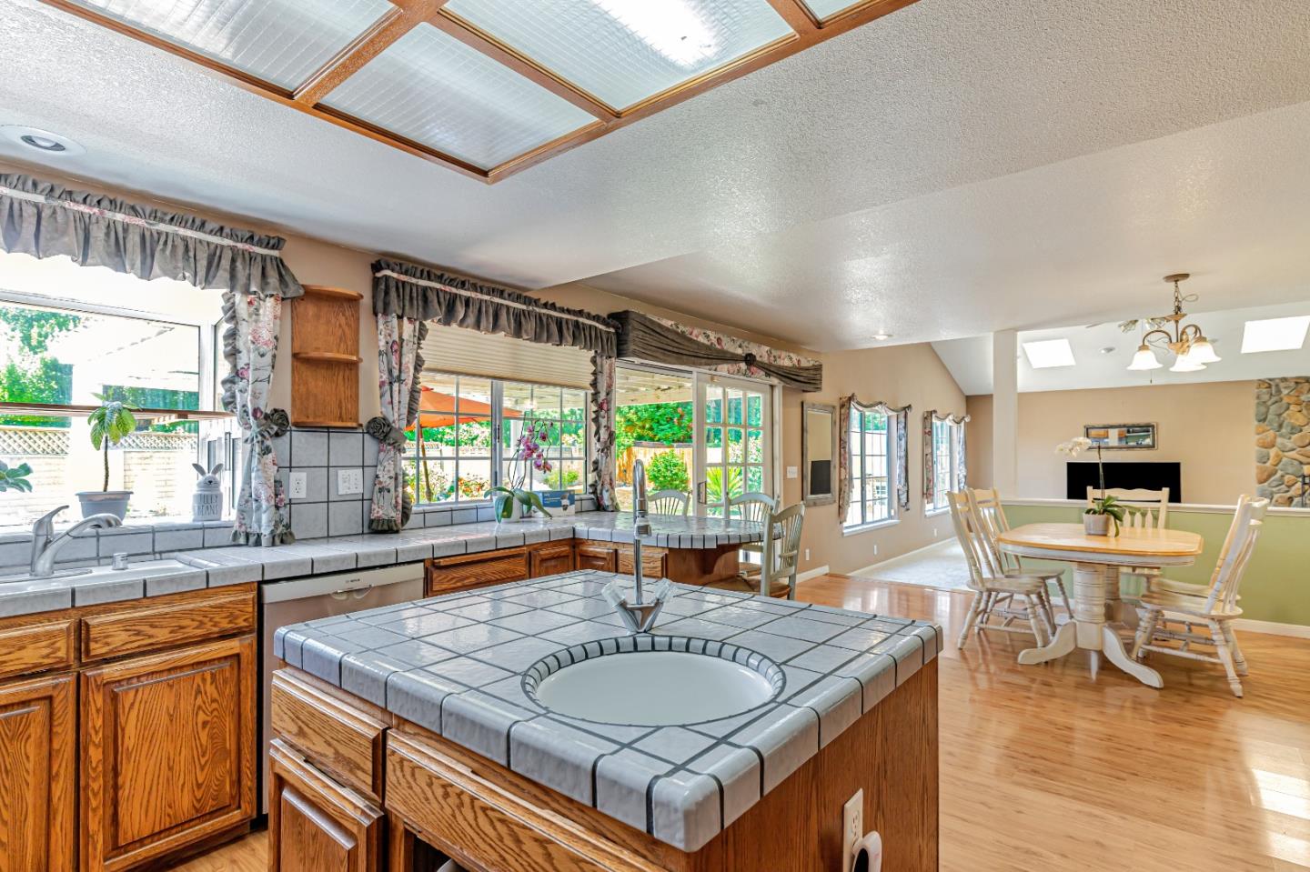 Detail Gallery Image 16 of 81 For 1298 Hersman Dr, Gilroy,  CA 95020 - 4 Beds | 2/1 Baths