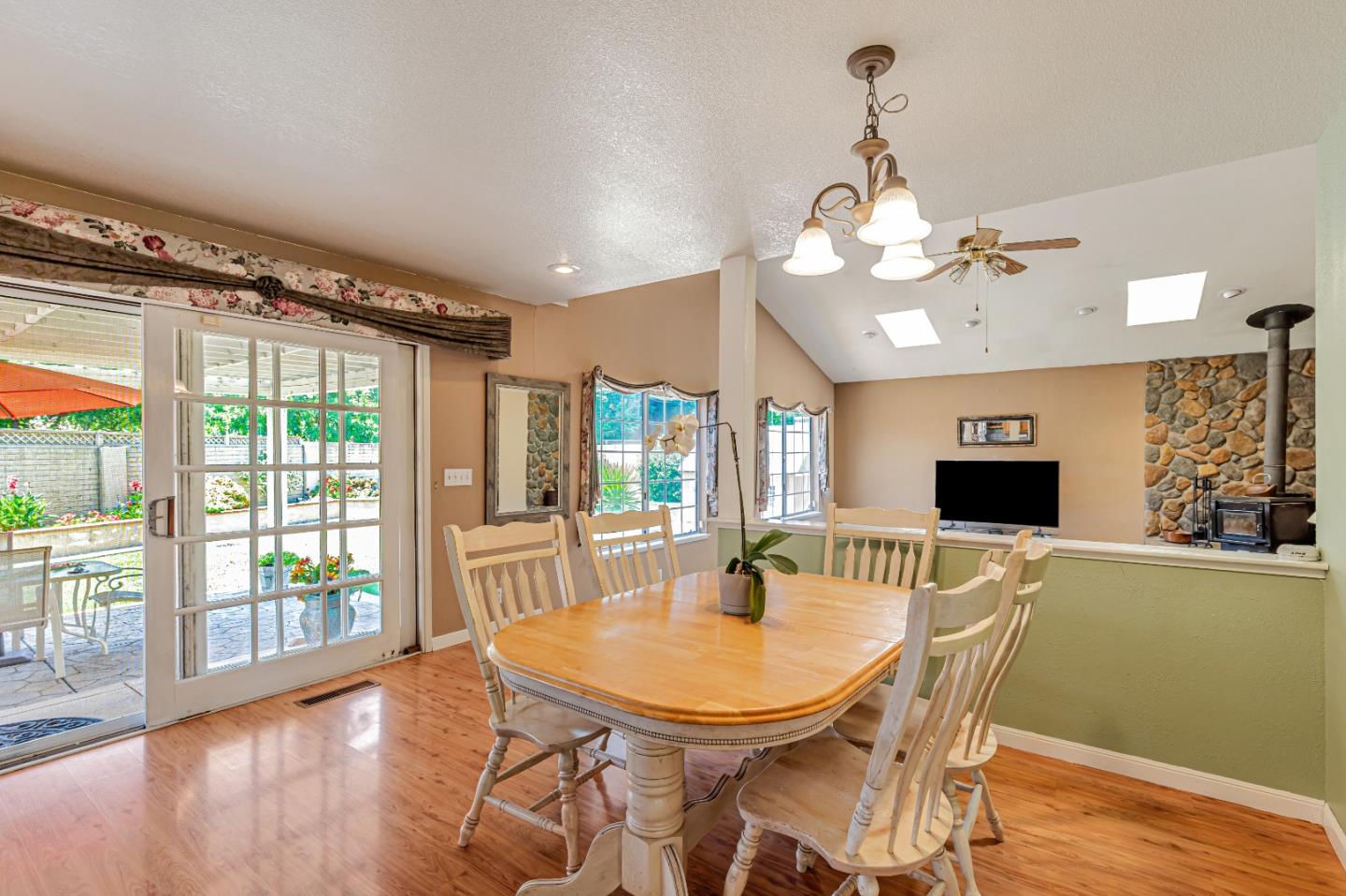 Detail Gallery Image 19 of 81 For 1298 Hersman Dr, Gilroy,  CA 95020 - 4 Beds | 2/1 Baths