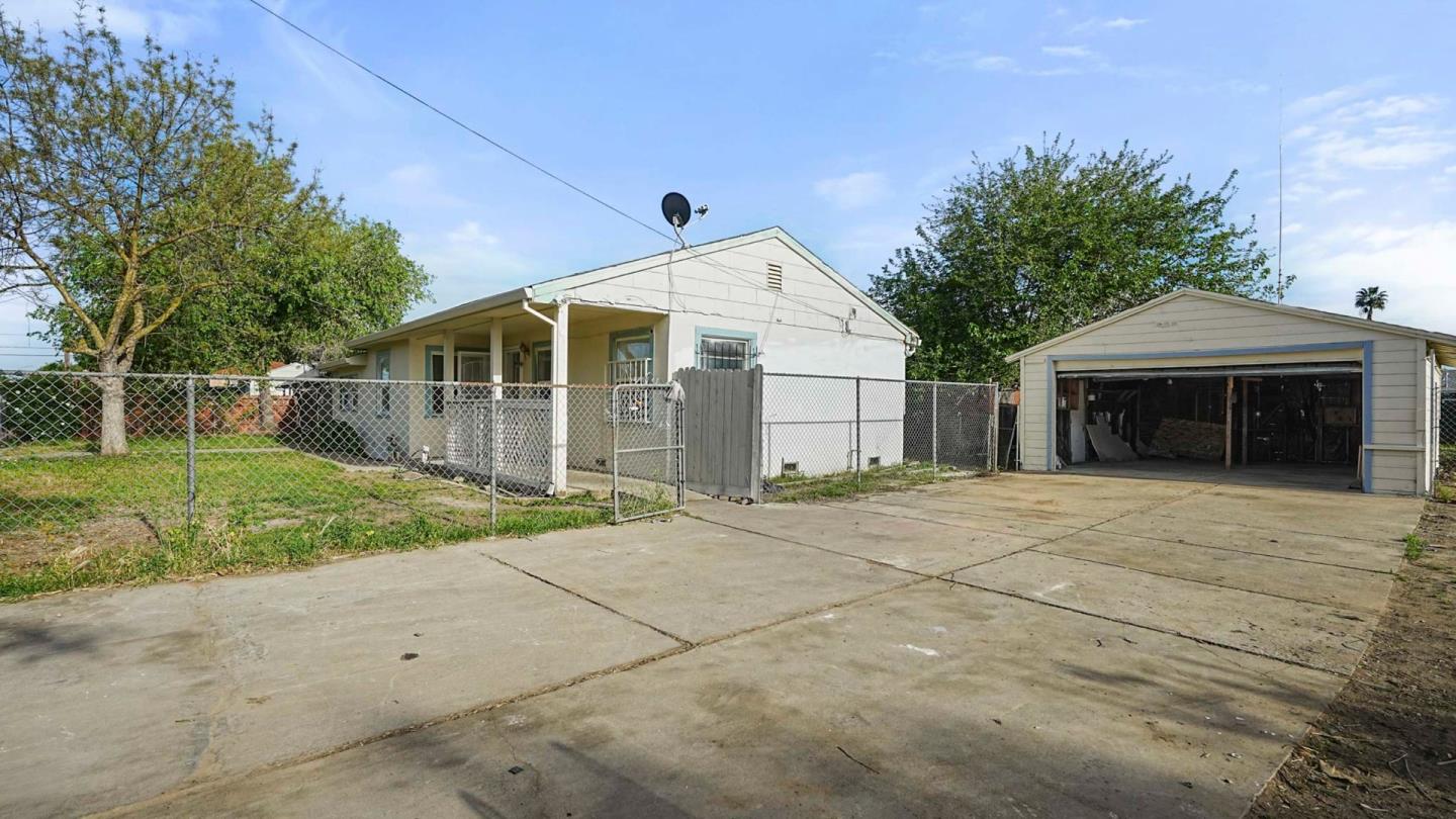 Detail Gallery Image 4 of 32 For 3712 42nd Ave, Sacramento,  CA 95824 - 3 Beds | 1 Baths