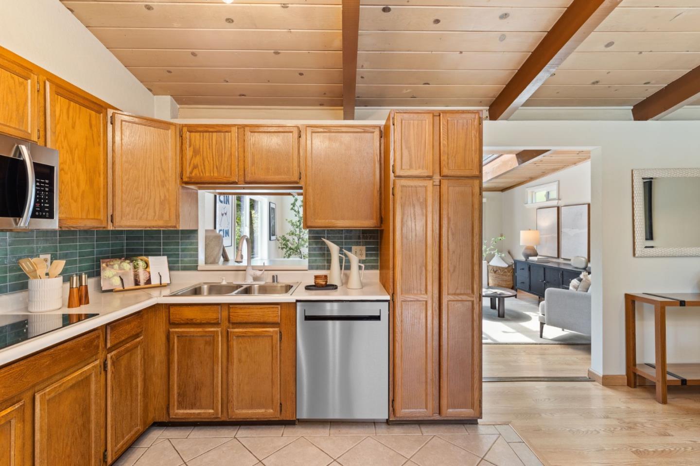 Detail Gallery Image 14 of 33 For 2321 Bennington Dr, San Bruno,  CA 94066 - 3 Beds | 2 Baths