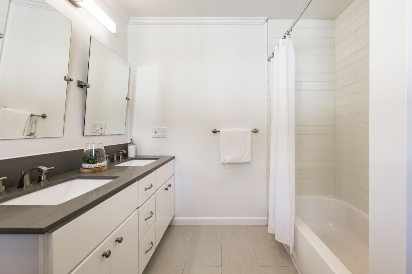 Detail Gallery Image 18 of 23 For 295 Bay Rd, Menlo Park,  CA 94025 - 4 Beds | 2/1 Baths