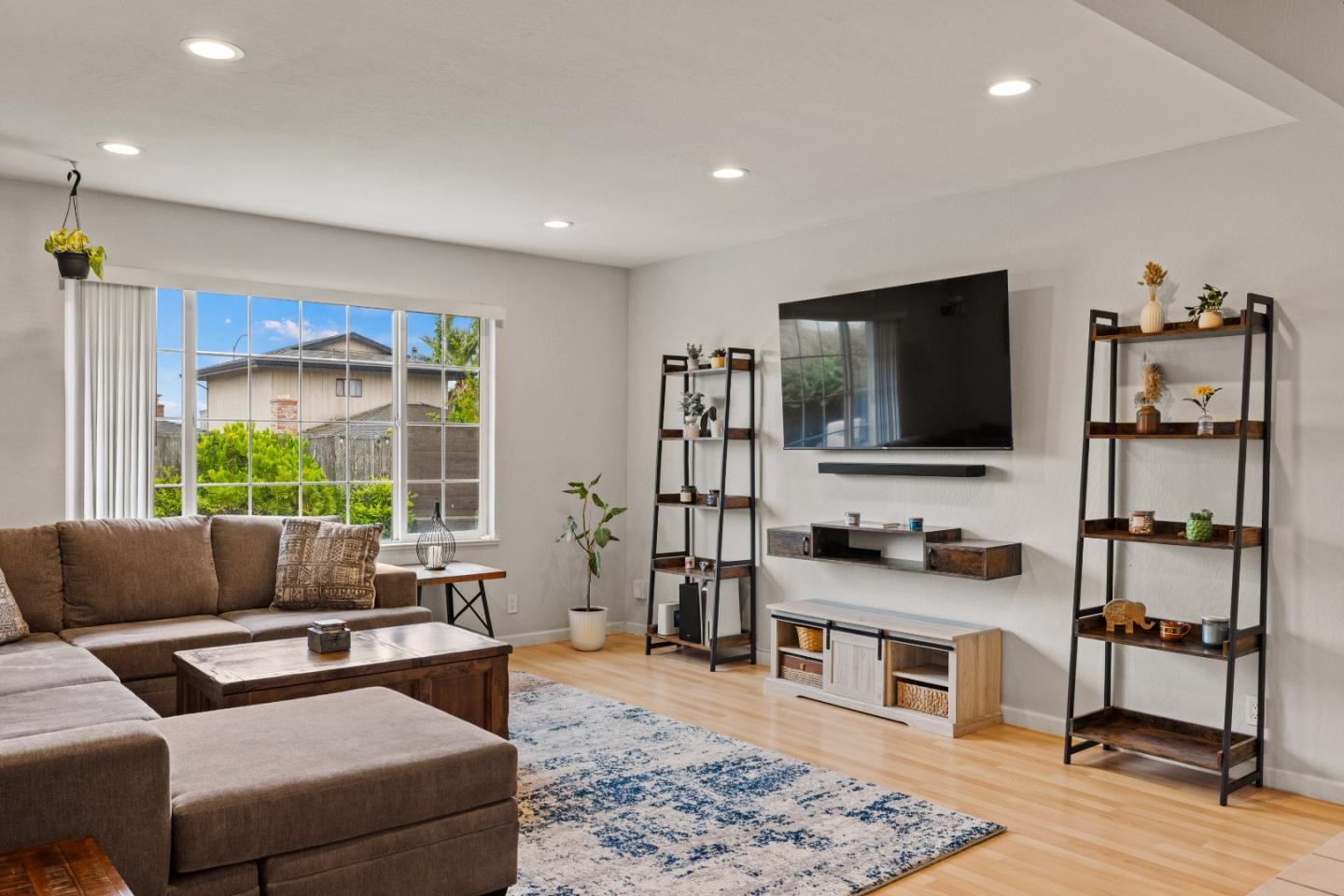 Detail Gallery Image 5 of 50 For 1566 Los Altos Way, Salinas,  CA 93906 - 3 Beds | 2 Baths