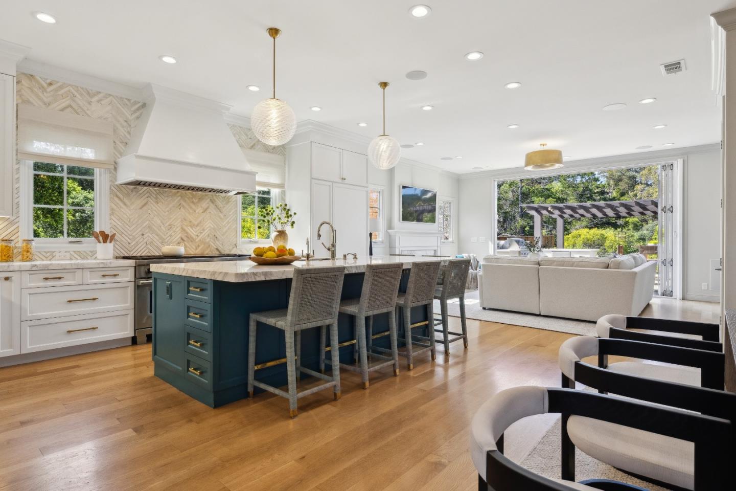 Detail Gallery Image 16 of 43 For 748 Jacaranda Cir, Hillsborough,  CA 94010 - 5 Beds | 3/2 Baths