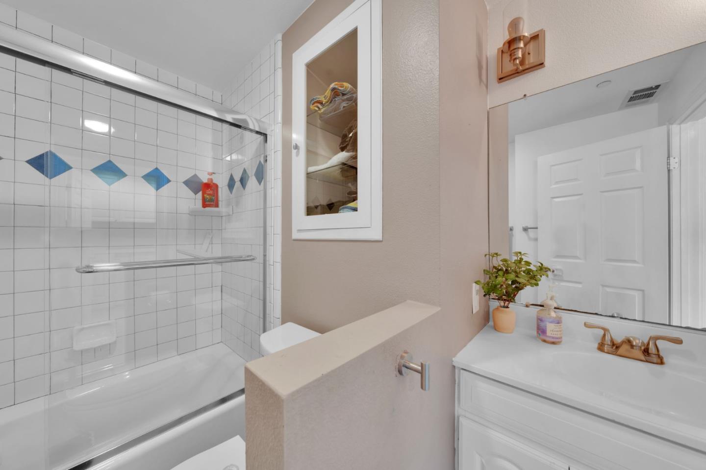 Detail Gallery Image 19 of 59 For 1418 Bradley Ct, San Mateo,  CA 94401 - 3 Beds | 2 Baths