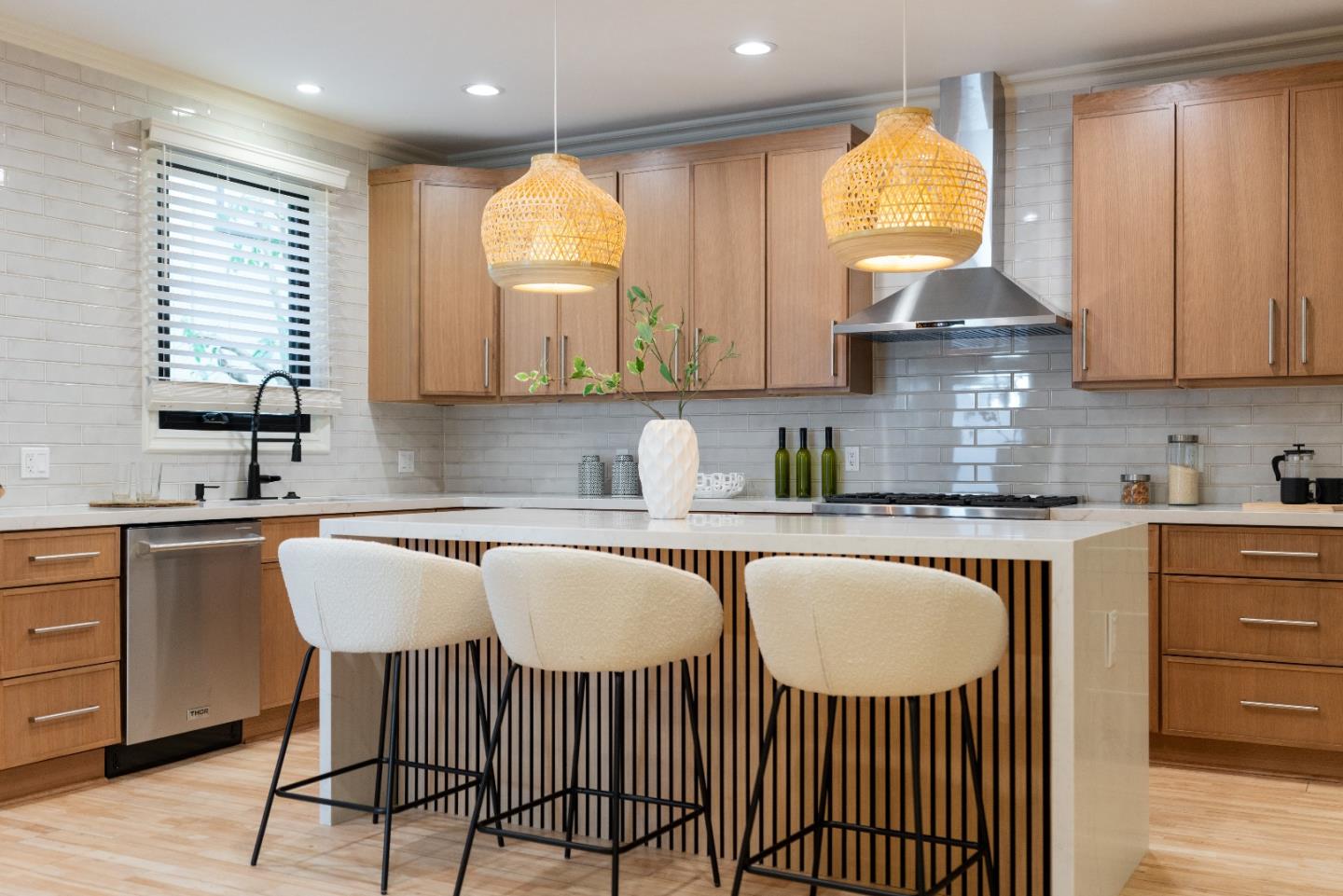 Detail Gallery Image 13 of 43 For 5558 Edgewood Pl, Los Angeles,  CA 90019 - 5 Beds | 7 Baths