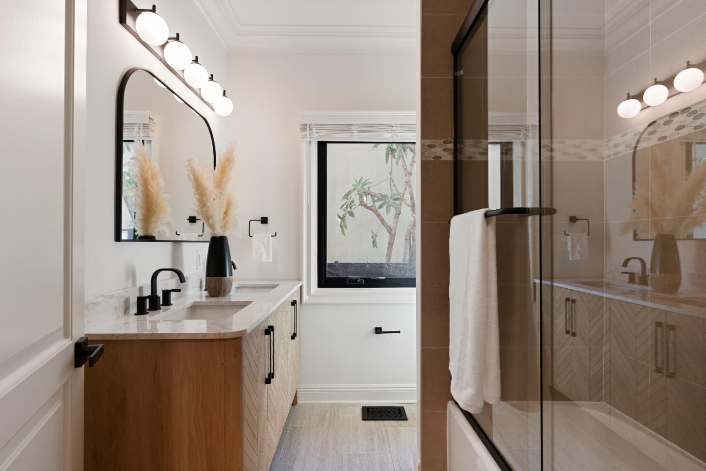 Detail Gallery Image 14 of 43 For 5558 Edgewood Pl, Los Angeles,  CA 90019 - 5 Beds | 7 Baths
