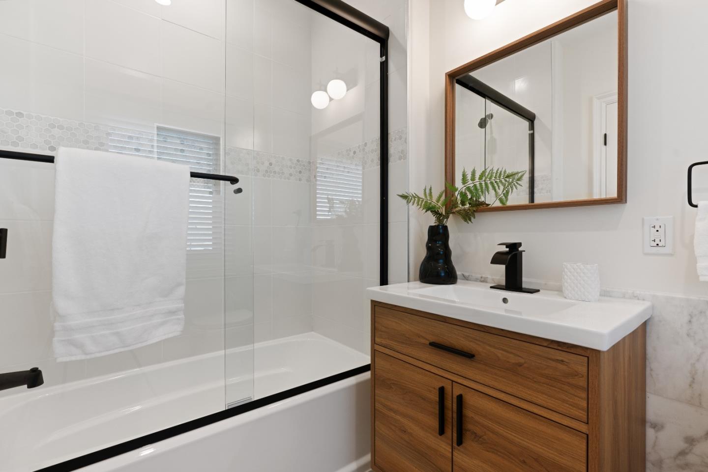 Detail Gallery Image 25 of 43 For 5558 Edgewood Pl, Los Angeles,  CA 90019 - 5 Beds | 7 Baths
