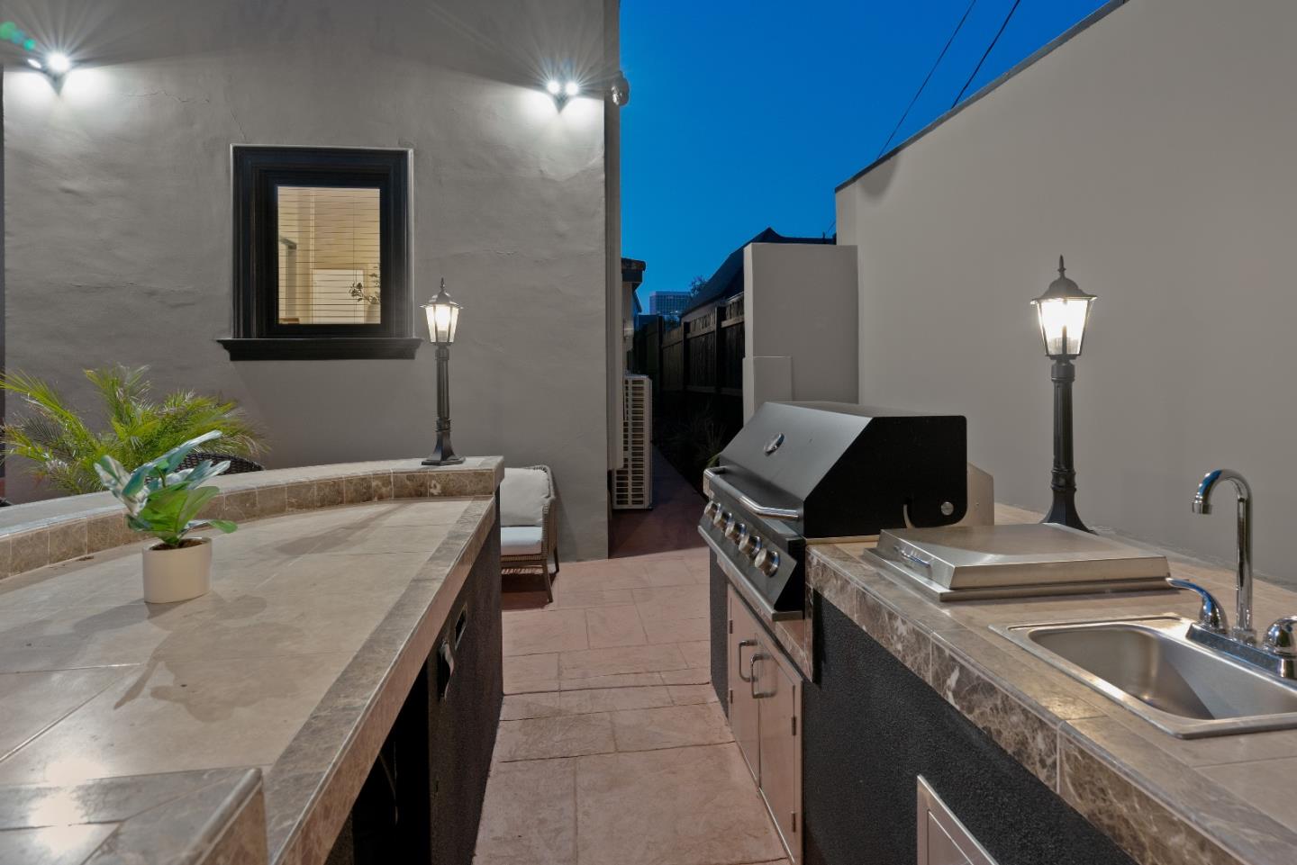 Detail Gallery Image 34 of 43 For 5558 Edgewood Pl, Los Angeles,  CA 90019 - 5 Beds | 7 Baths