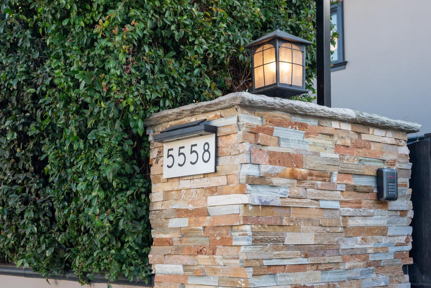 Detail Gallery Image 5 of 43 For 5558 Edgewood Pl, Los Angeles,  CA 90019 - 5 Beds | 7 Baths