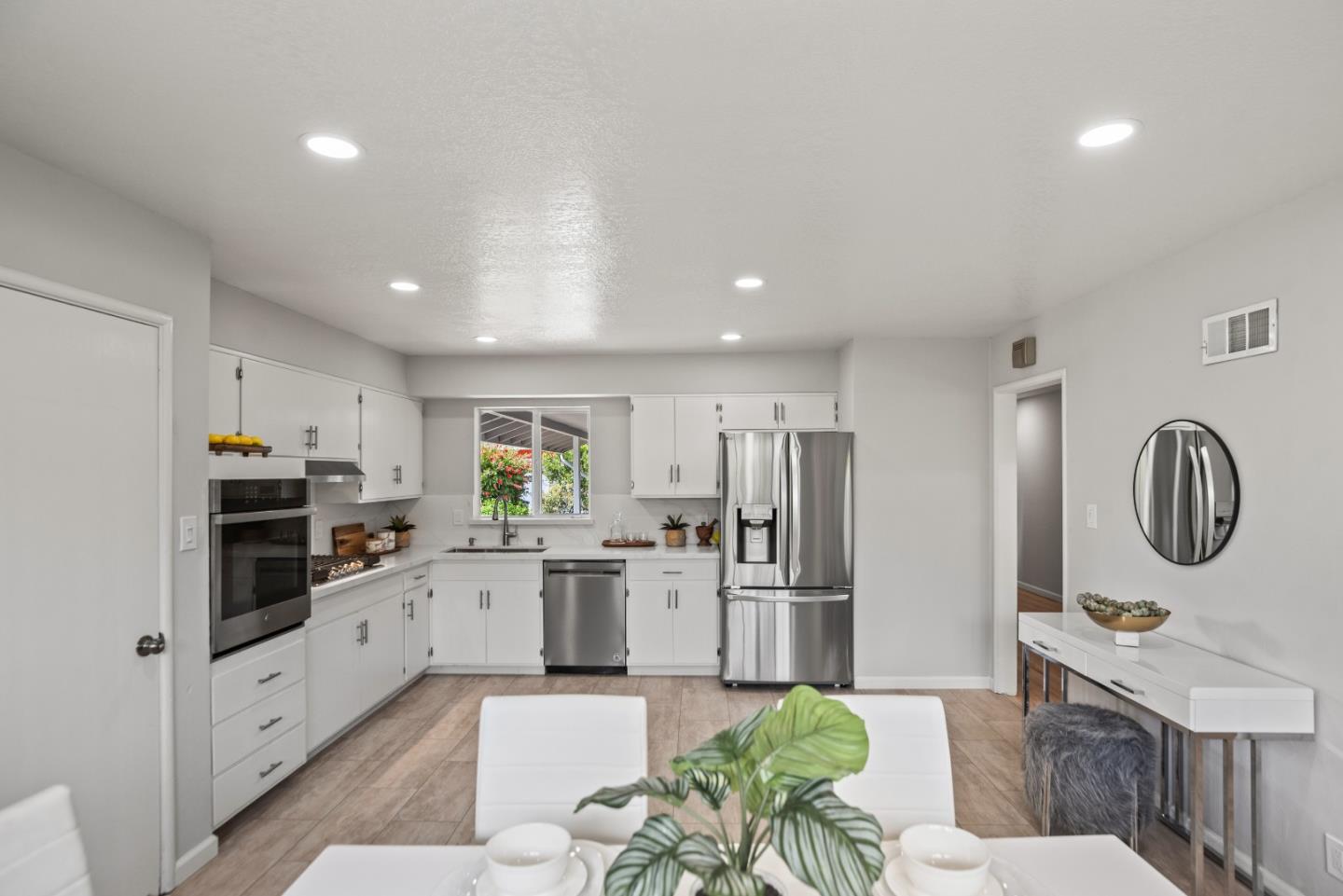 Detail Gallery Image 11 of 27 For 975 Durlane Ct, Sunnyvale,  CA 94087 - 4 Beds | 2 Baths