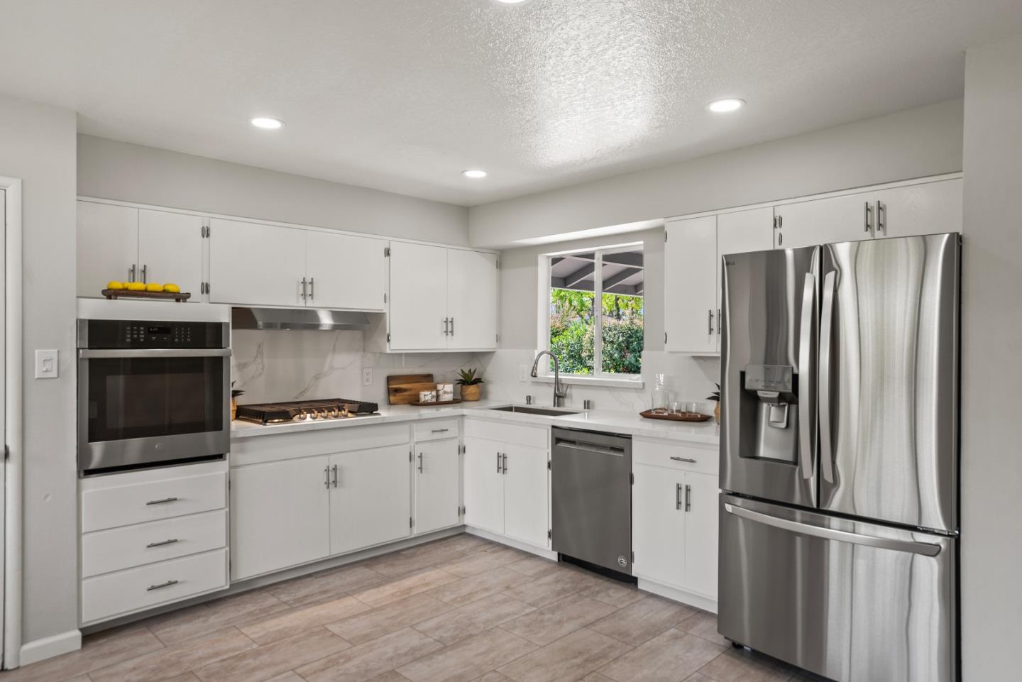 Detail Gallery Image 13 of 27 For 975 Durlane Ct, Sunnyvale,  CA 94087 - 4 Beds | 2 Baths