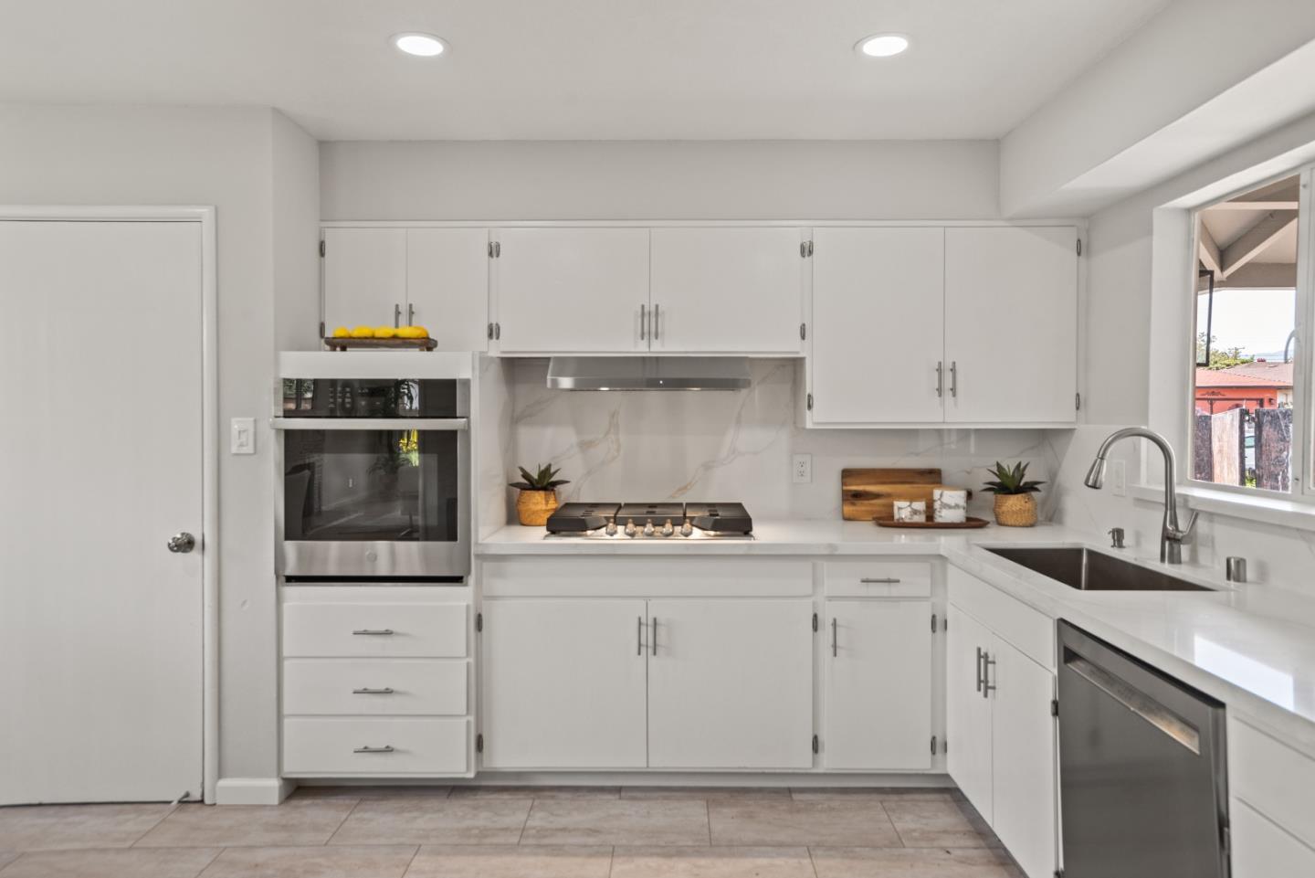 Detail Gallery Image 14 of 27 For 975 Durlane Ct, Sunnyvale,  CA 94087 - 4 Beds | 2 Baths