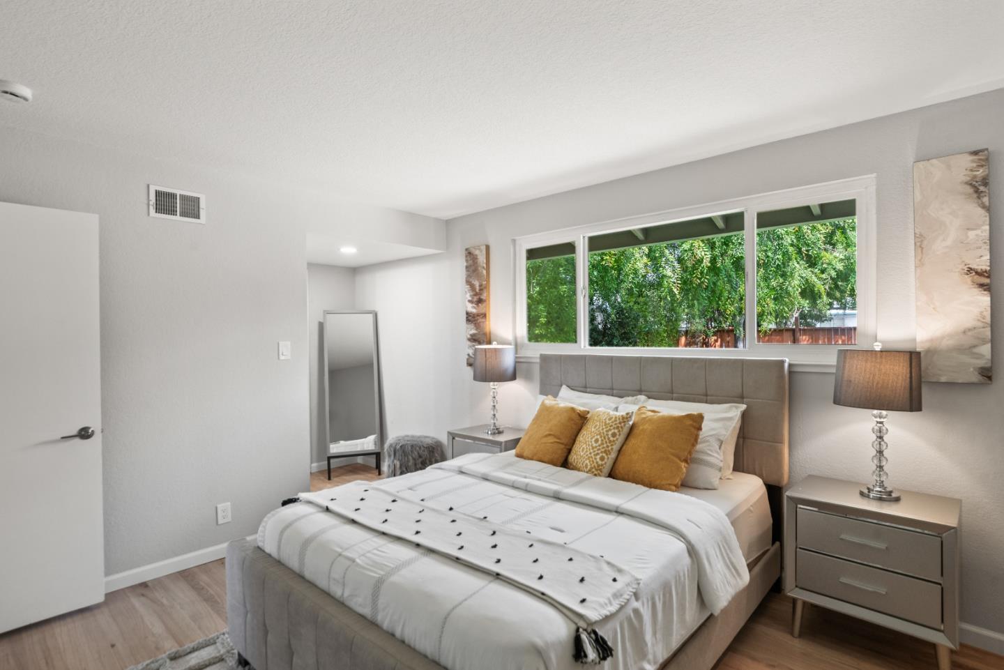 Detail Gallery Image 18 of 27 For 975 Durlane Ct, Sunnyvale,  CA 94087 - 4 Beds | 2 Baths