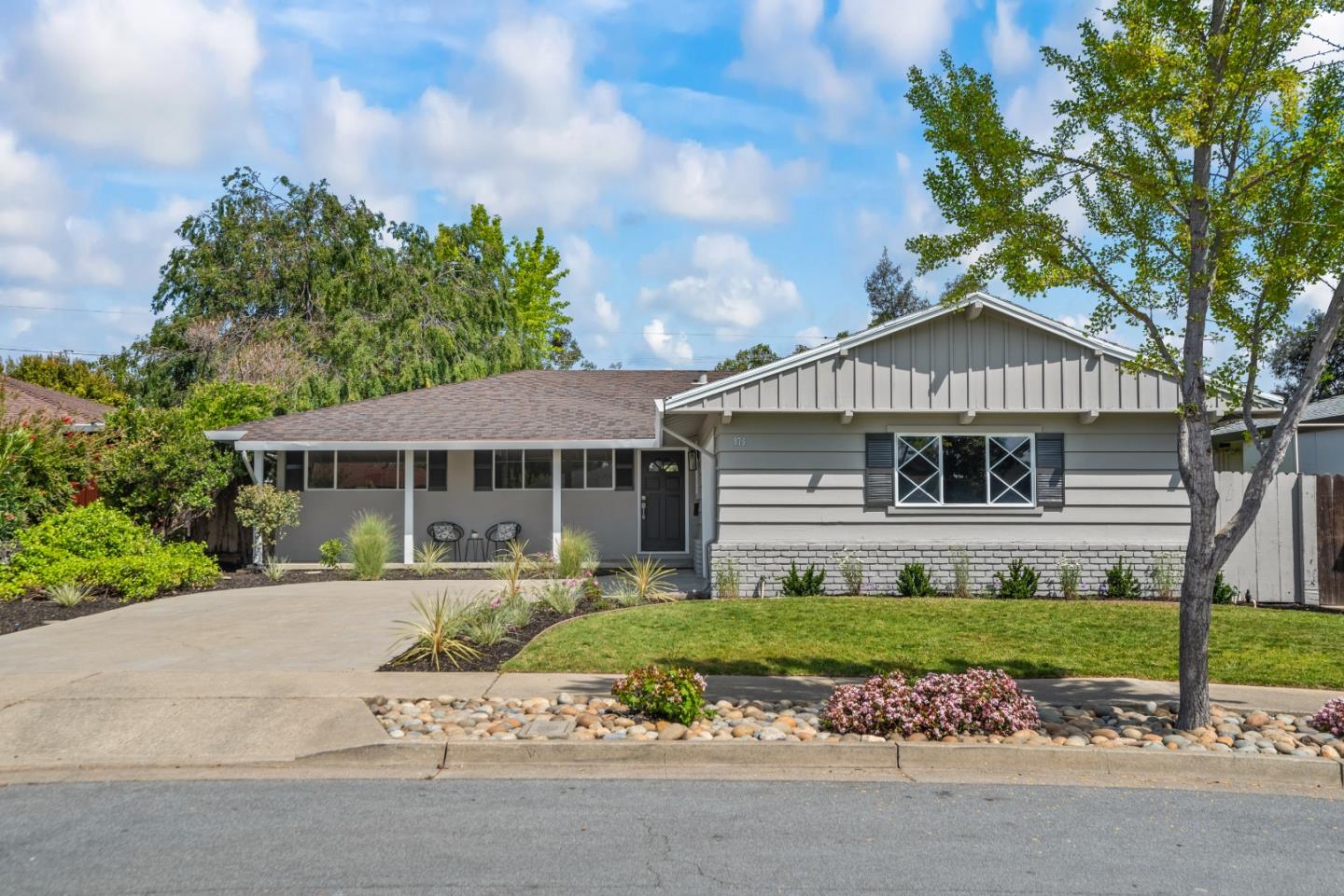 Detail Gallery Image 2 of 27 For 975 Durlane Ct, Sunnyvale,  CA 94087 - 4 Beds | 2 Baths