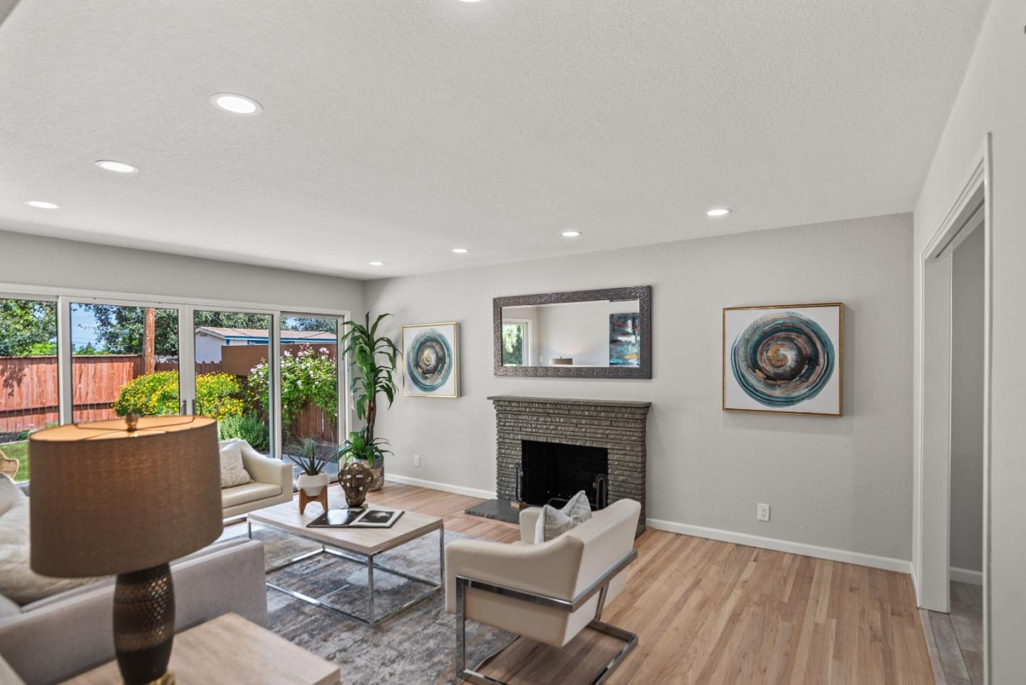 Detail Gallery Image 4 of 27 For 975 Durlane Ct, Sunnyvale,  CA 94087 - 4 Beds | 2 Baths