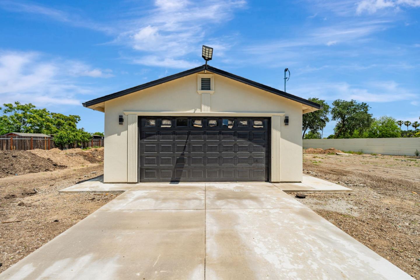 Detail Gallery Image 3 of 37 For 1072 Burkett Ave, Stockton,  CA 95205 - 4 Beds | 2 Baths