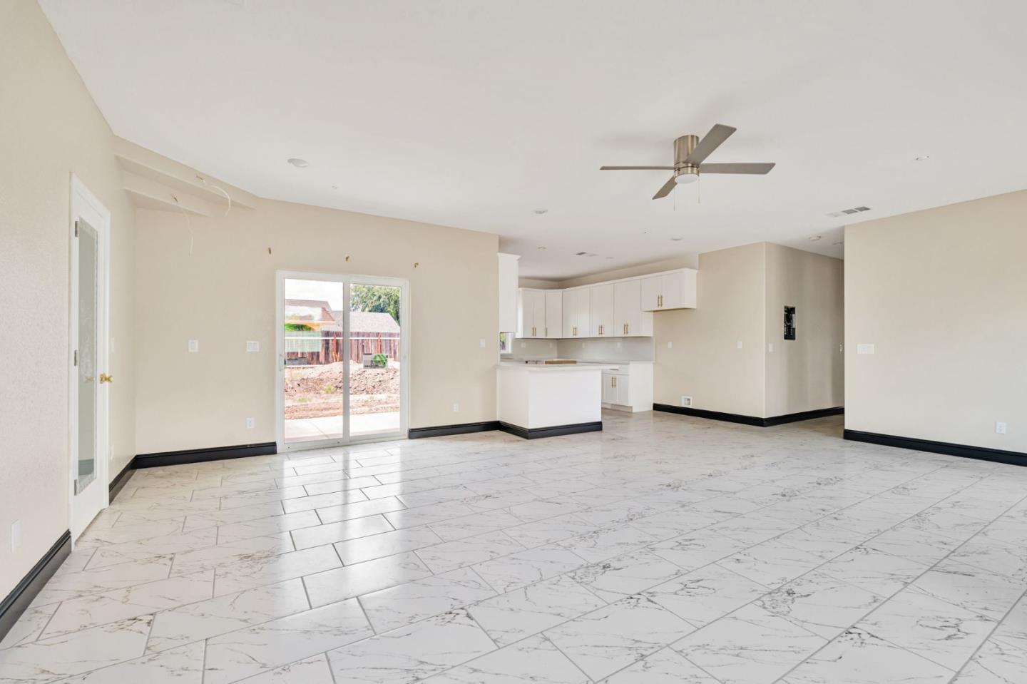 Detail Gallery Image 6 of 37 For 1072 Burkett Ave, Stockton,  CA 95205 - 4 Beds | 2 Baths