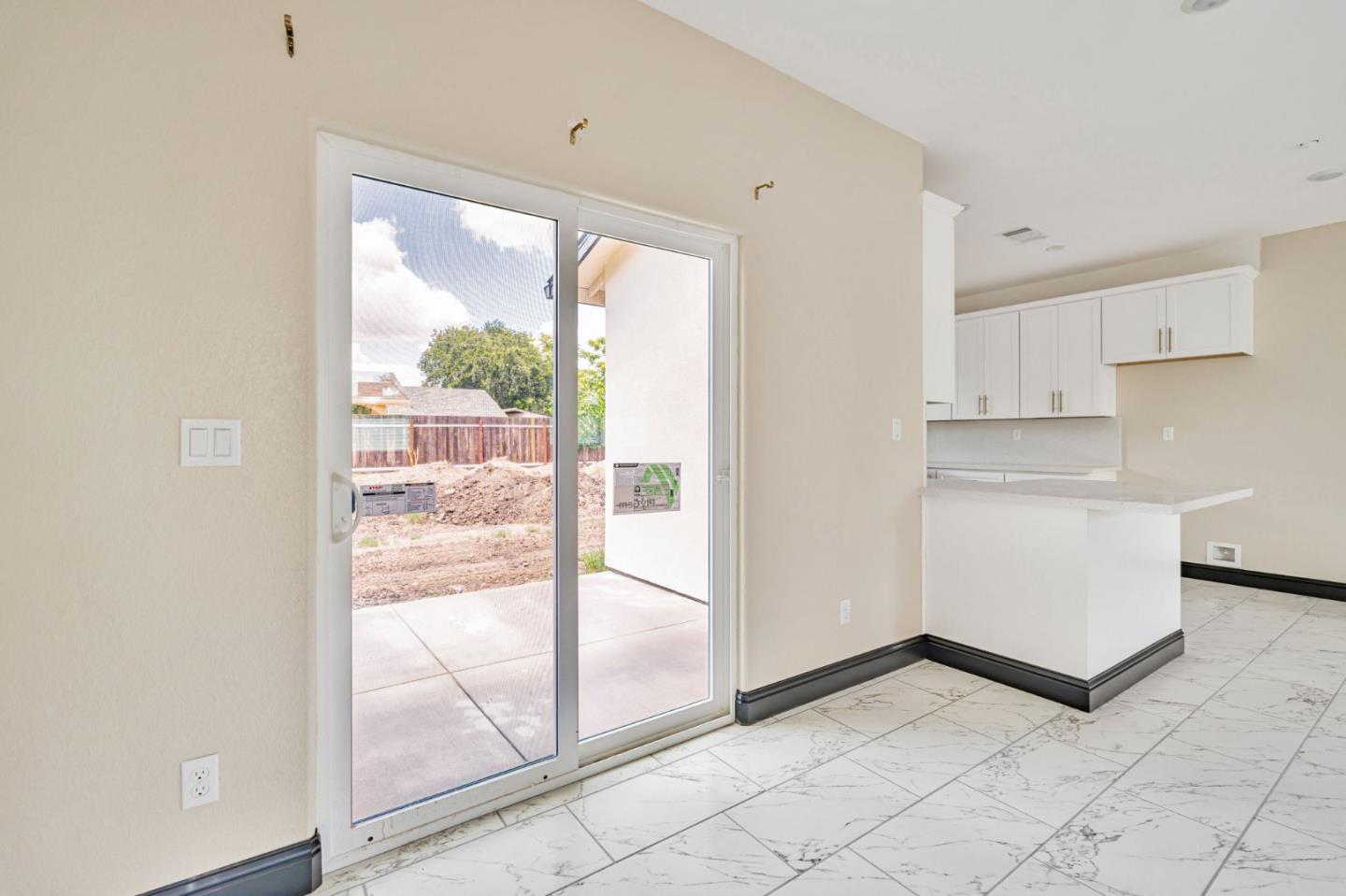 Detail Gallery Image 8 of 37 For 1072 Burkett Ave, Stockton,  CA 95205 - 4 Beds | 2 Baths