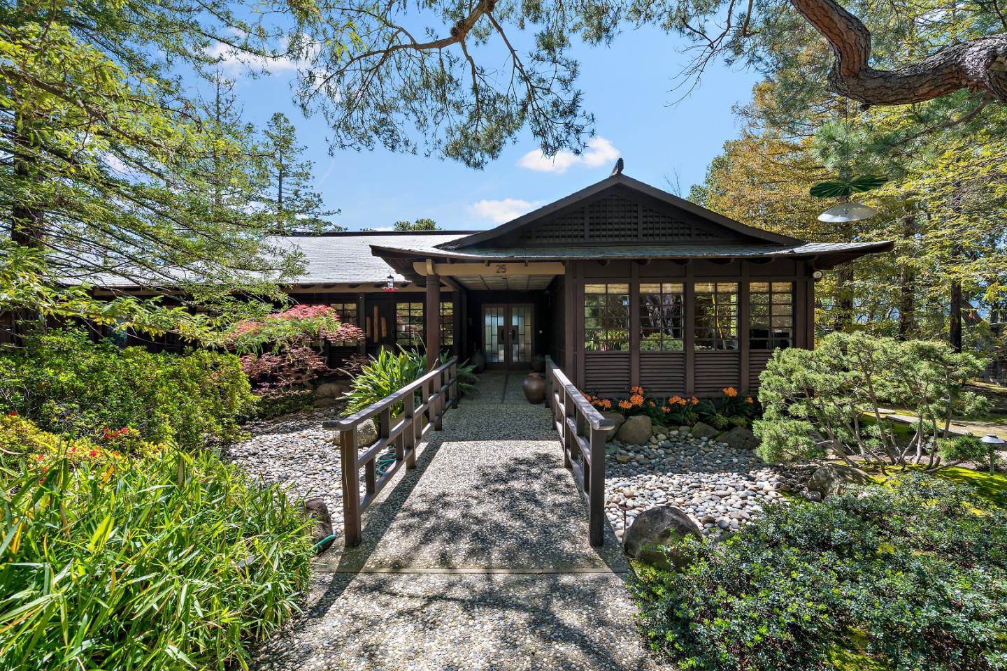 Detail Gallery Image 4 of 38 For 25 Toro Ct, Portola Valley,  CA 94028 - 3 Beds | 3 Baths