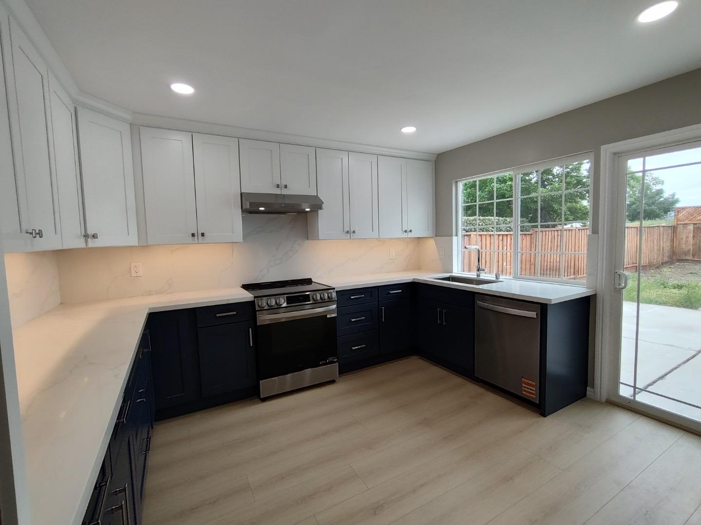 Detail Gallery Image 11 of 44 For 2749 Scottsdale Dr, San Jose,  CA 95148 - 4 Beds | 2 Baths