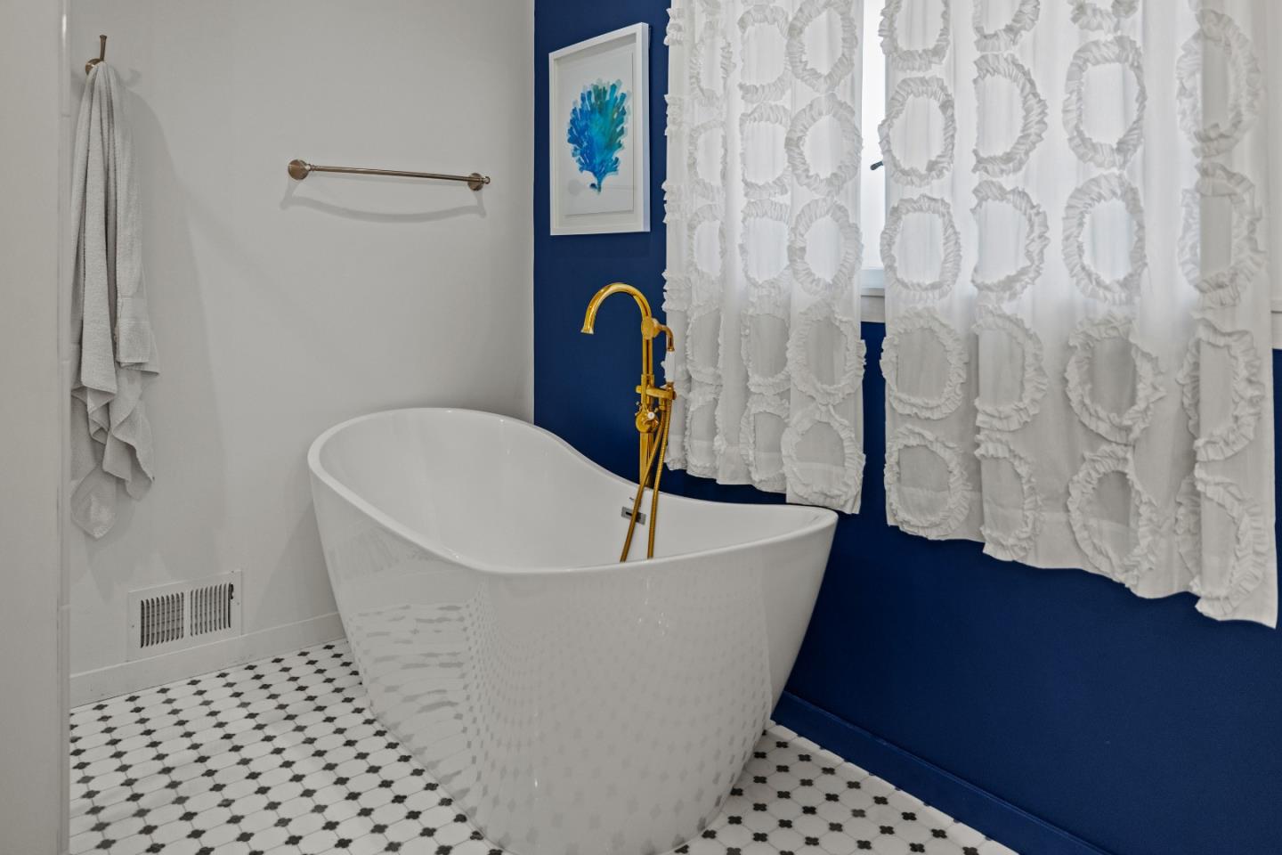 Detail Gallery Image 23 of 39 For 3483 Ocean Ave, Carmel,  CA 93923 - 2 Beds | 2 Baths