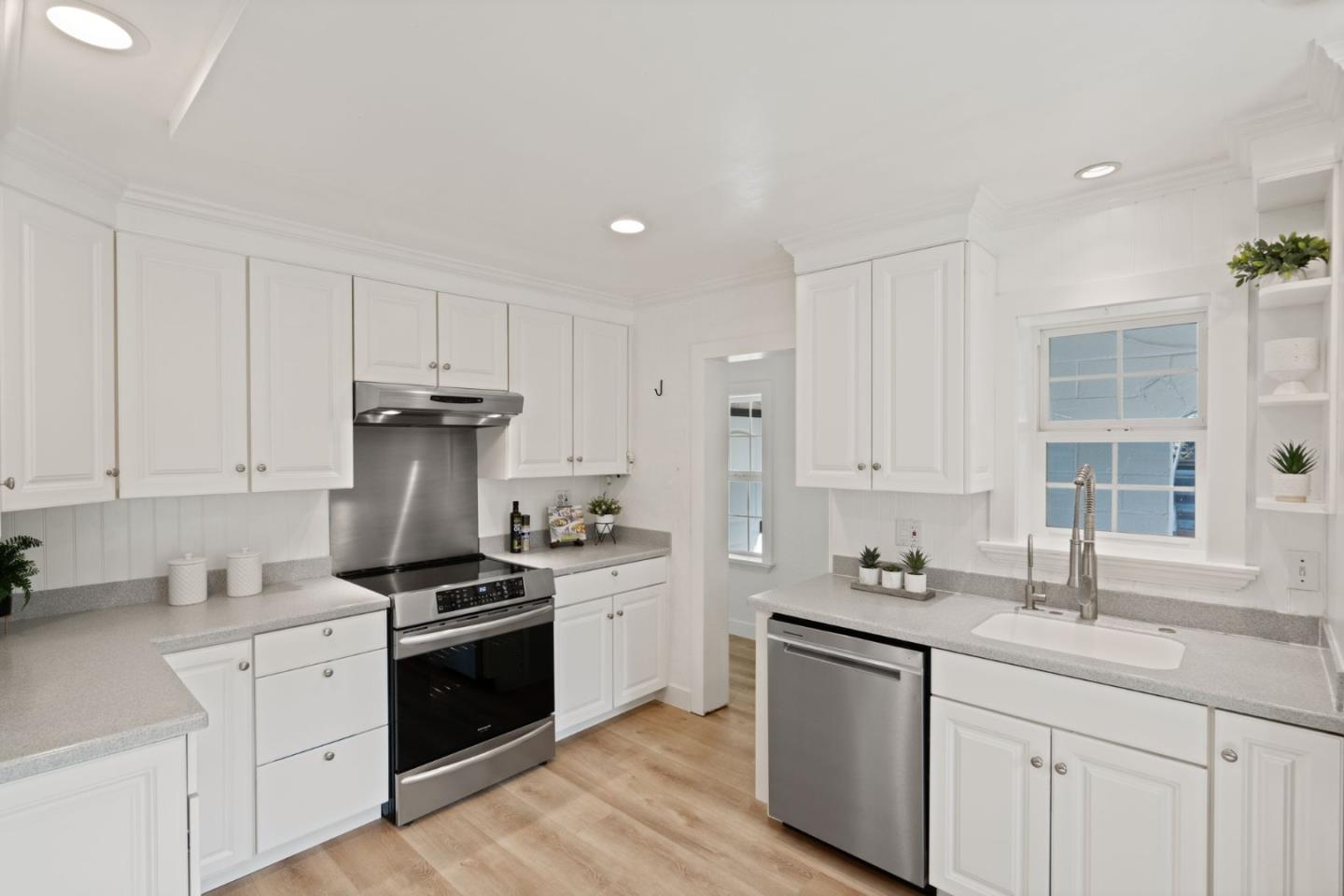 Detail Gallery Image 21 of 66 For 1570 Thompson Ave, Santa Cruz,  CA 95062 - 3 Beds | 2 Baths