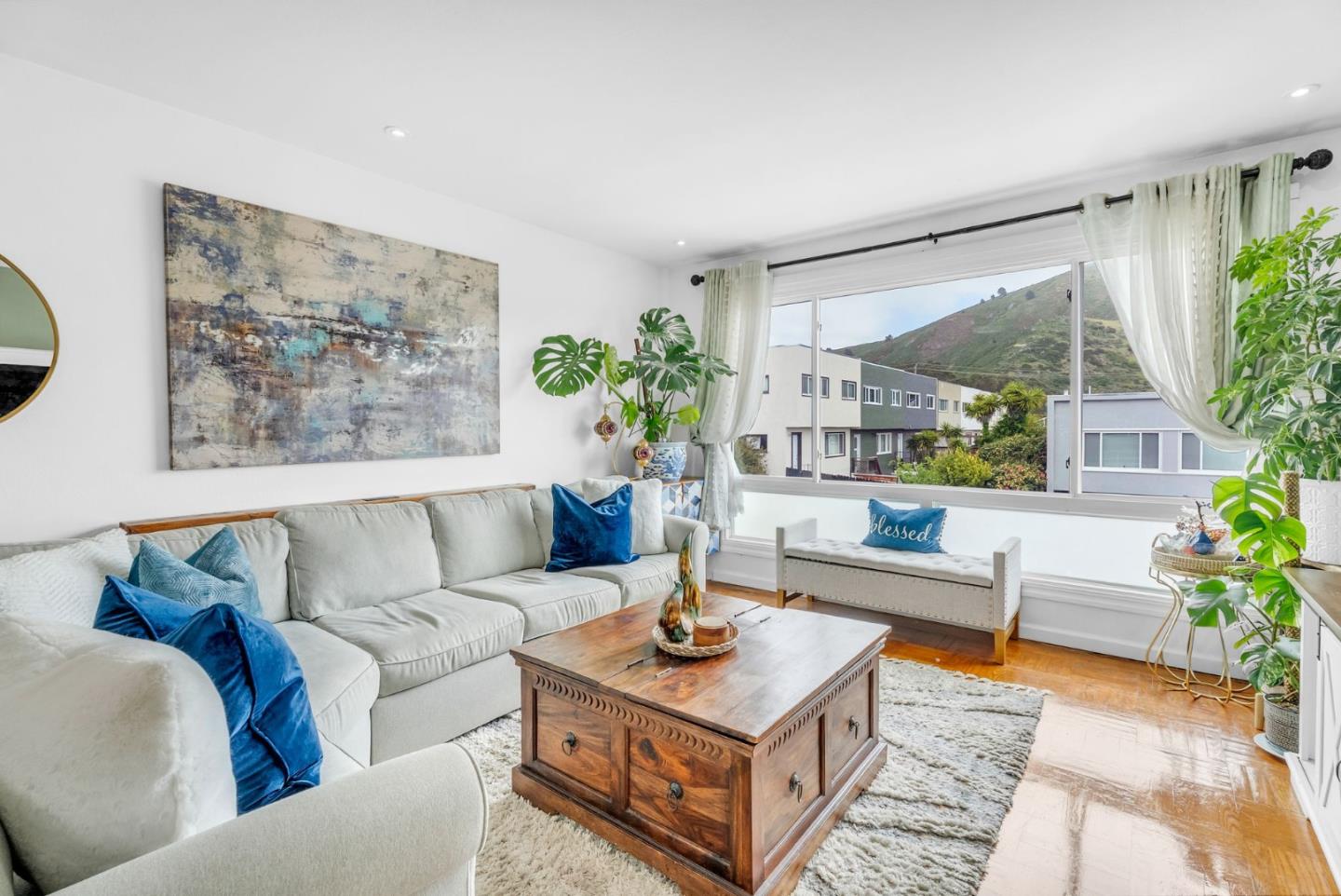 Detail Gallery Image 3 of 46 For 524 Lausanne Ave, Daly City,  CA 94014 - 3 Beds | 1/1 Baths