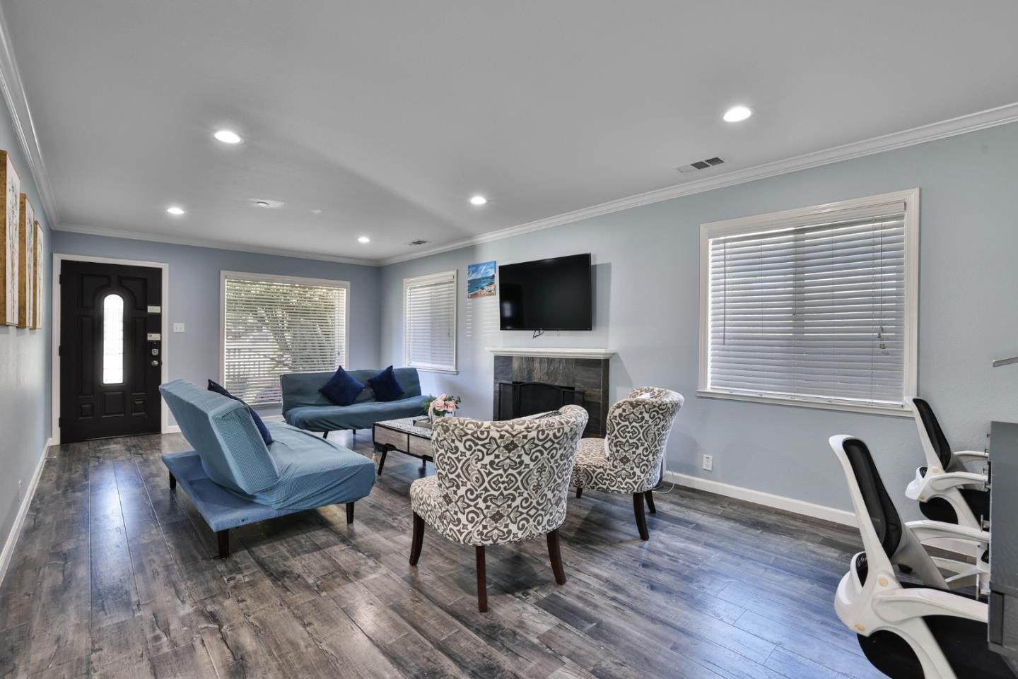 Detail Gallery Image 3 of 35 For 2160 Lincoln St, East Palo Alto,  CA 94303 - 5 Beds | 5 Baths