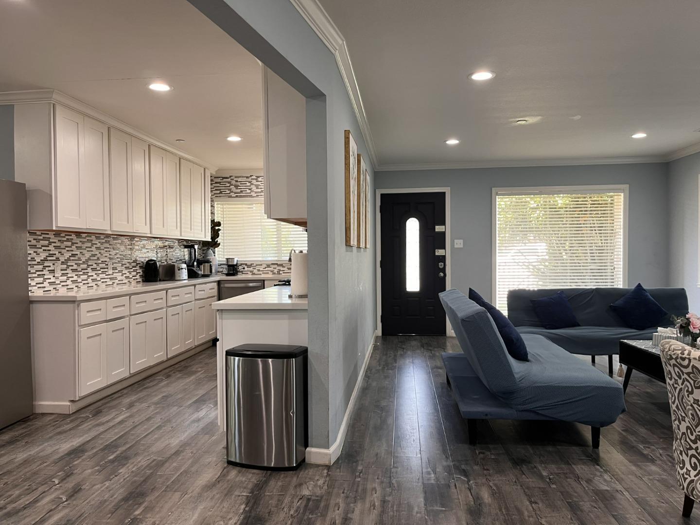 Detail Gallery Image 6 of 35 For 2160 Lincoln St, East Palo Alto,  CA 94303 - 5 Beds | 5 Baths