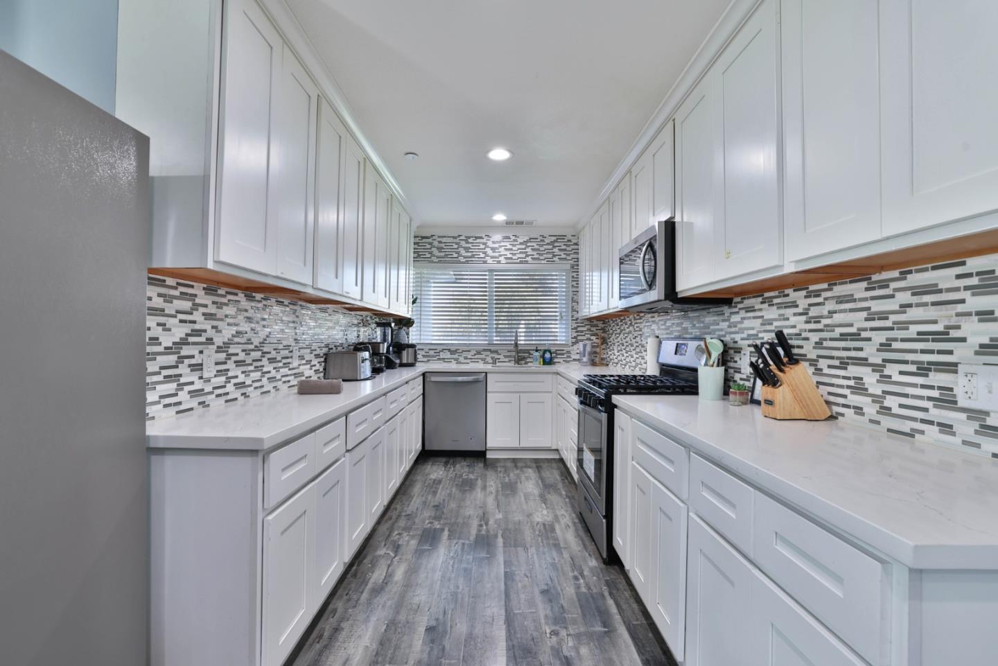 Detail Gallery Image 8 of 35 For 2160 Lincoln St, East Palo Alto,  CA 94303 - 5 Beds | 5 Baths